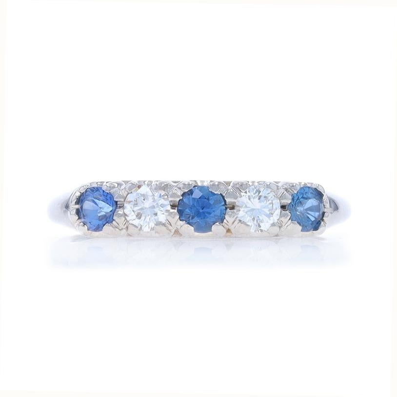Dimensioni: 4 3/4
Costo della taglia: Una taglia in più per $40 o una taglia in meno per $30

Epoca: Vintage

Contenuto del metallo: Oro bianco 14k

Informazioni su A. Stone

Zaffiri naturali
Trattamento: Riscaldamento
Carati: .37ctw
Taglio:
