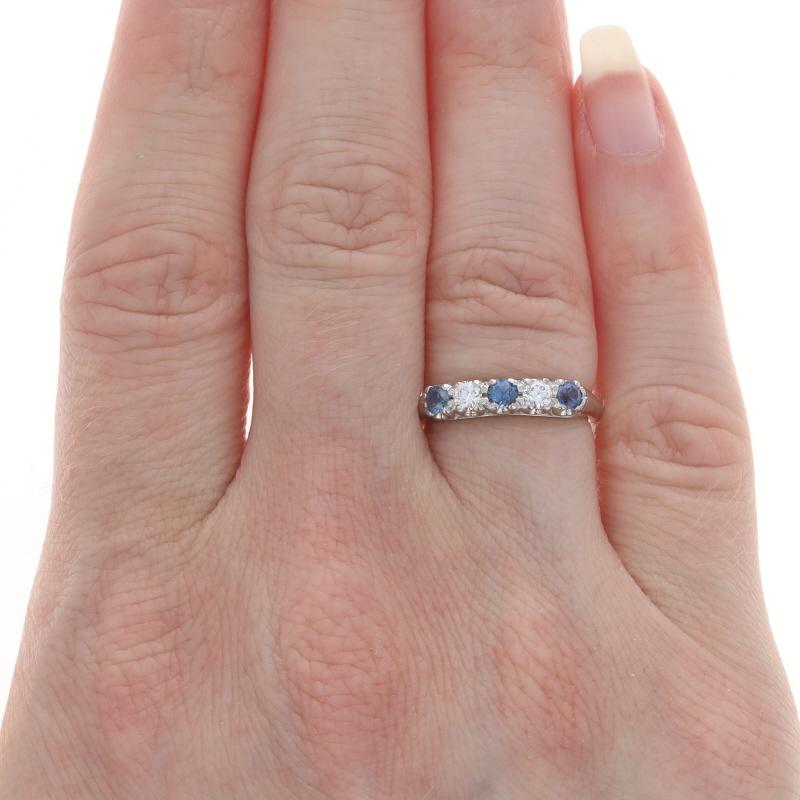 Taglio rotondo Anello in oro bianco con zaffiro e diamante vintage a cinque pietre 14k Rnd .55ctw in vendita