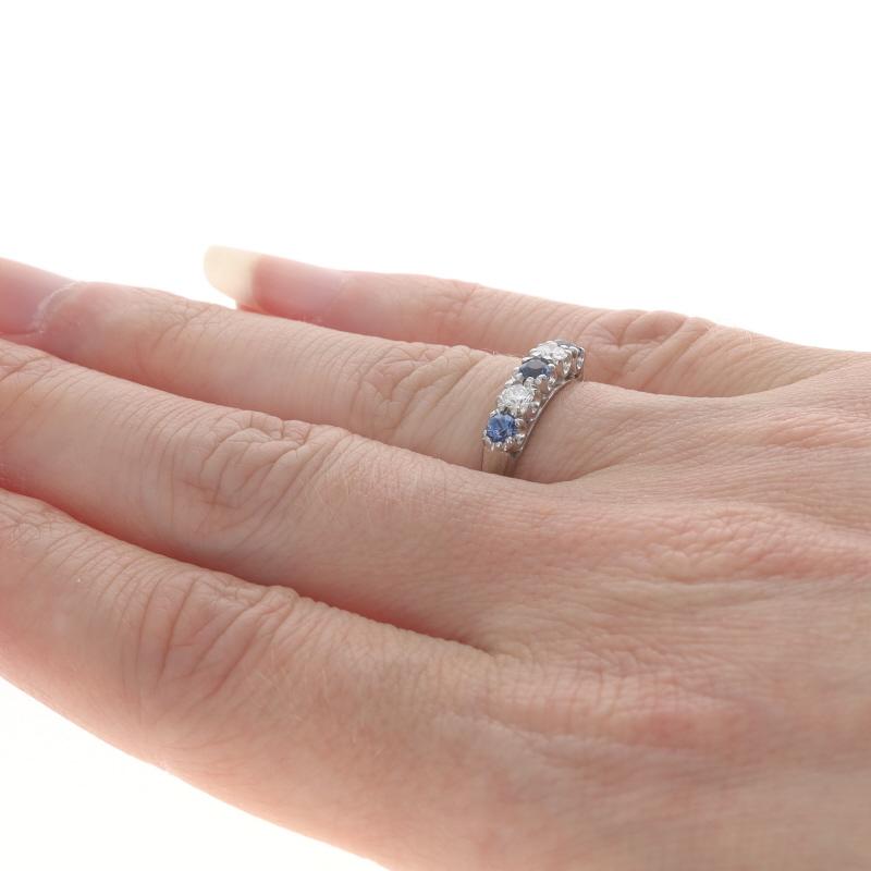 Donna Anello in oro bianco con zaffiro e diamante vintage a cinque pietre 14k Rnd .55ctw in vendita
