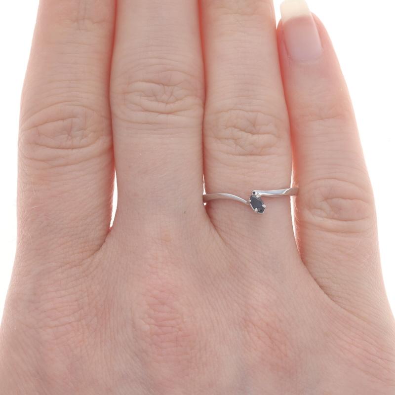 Solitär Bypass-Ring aus Weißgold mit Saphir und Saphir - 14k Marquise .13ct (Marquiseschliff) im Angebot
