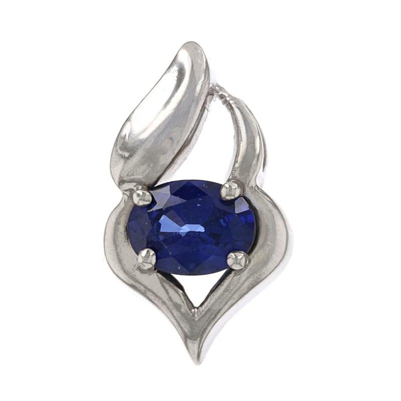 Contenu métallique : Or blanc 14k

Informations sur les pierres
Saphir naturel
Traitement : Diffusion
Carat(s) : 1.00ct
Coupe : Ovale
Couleur : Bleu

Total des carats : 1.00ct

Style : Solitaire
Caractéristiques : Jeu de solitaire