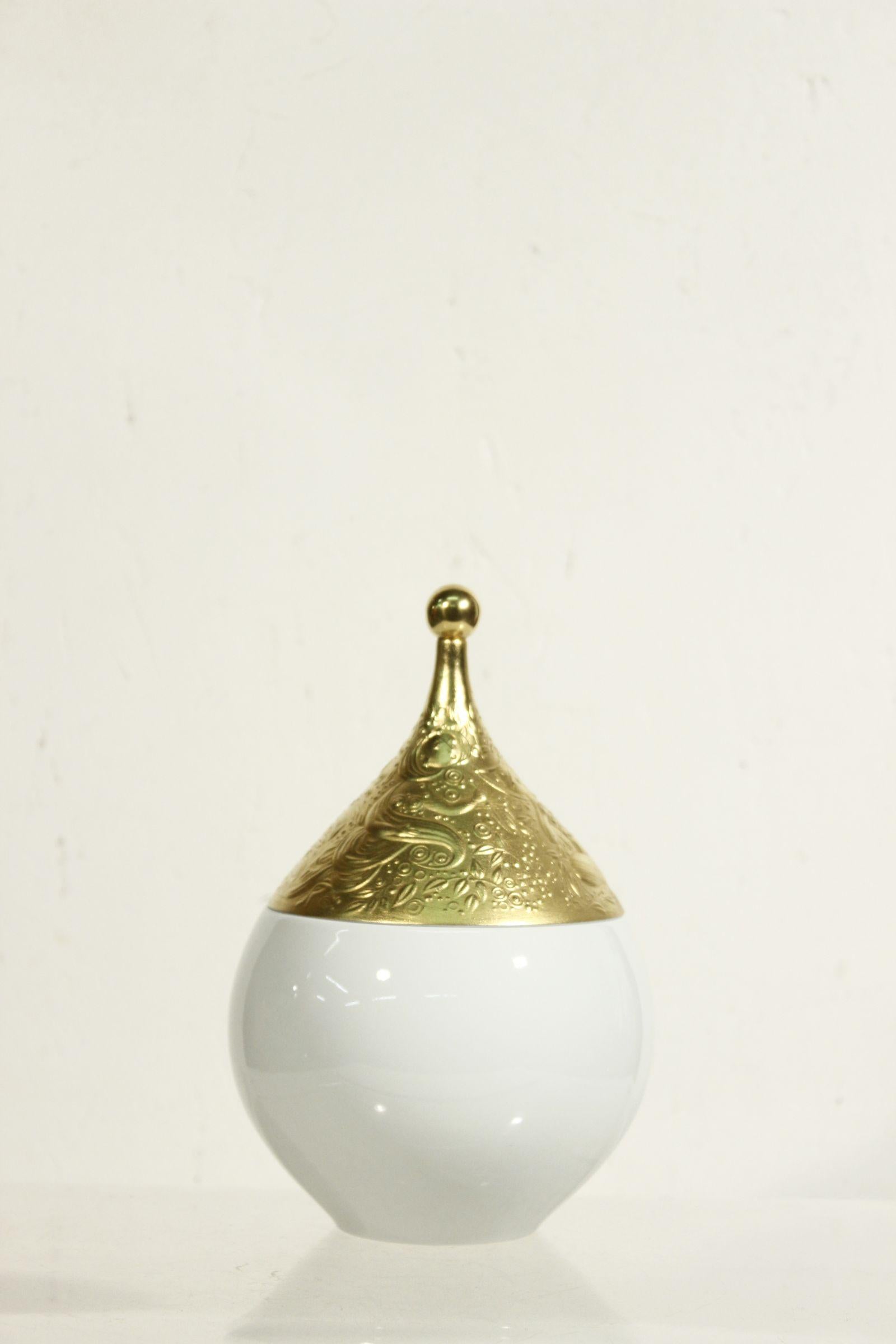 Beautiful white & gold top porcelain box model 