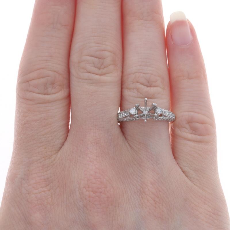 Anillo de compromiso de oro blanco semimontado - 18k Diamantes redondos de .68ctw talla 6.5-6.8mm Corte redondo en venta