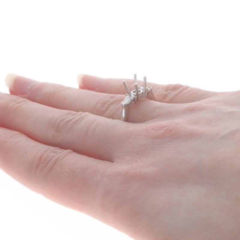 Bague de fiançailles en or blanc demi-monture 18k Step Cut Shield .38ctw fits Rnd~6-7mm Neuf - En vente à Greensboro, NC