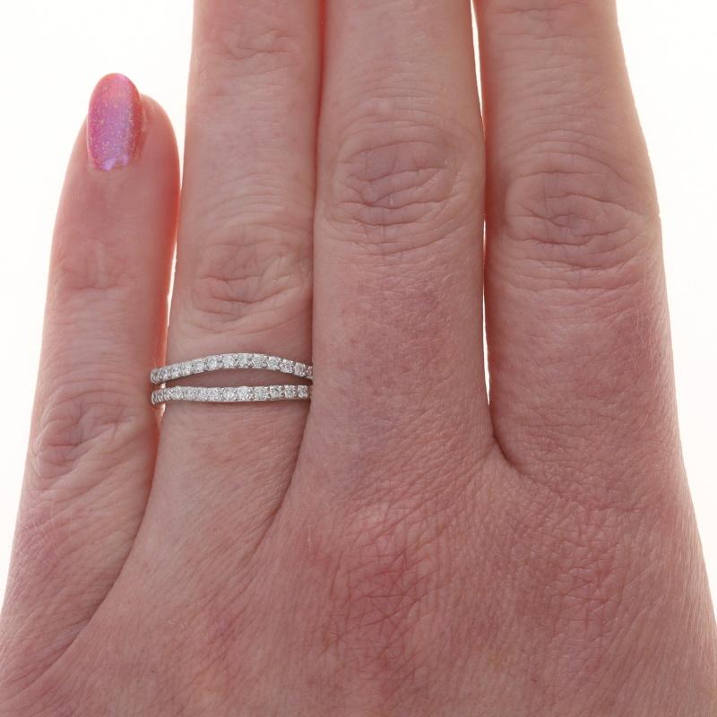 Taglio rotondo Set di 2 fedi in oro bianco con diamanti - 14k Rd .50ctw Enhancer Guard Ring in vendita