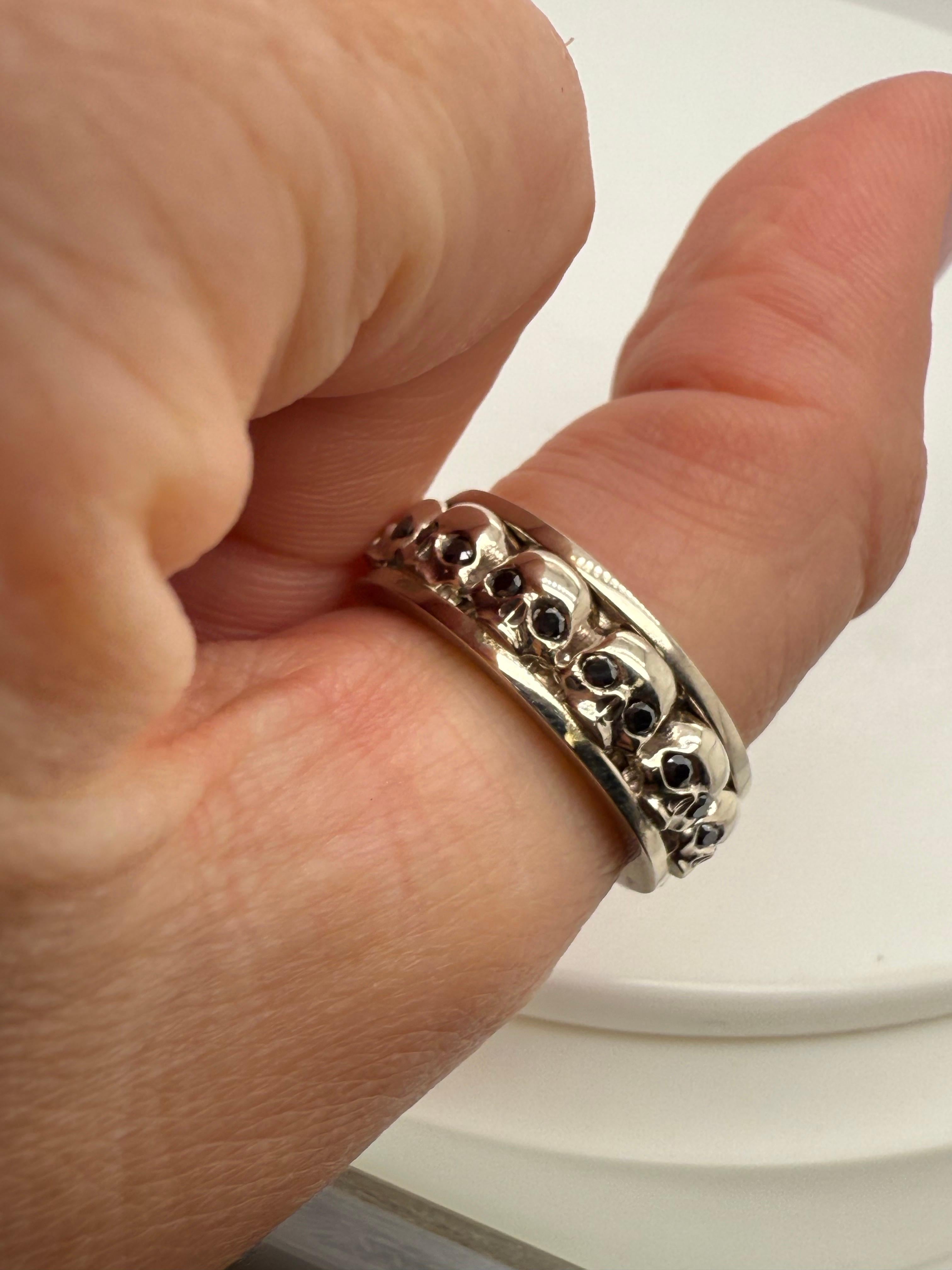 Splendido anello con teschi in oro bianco 14KT e diamanti neri, misura 9, può essere ridimensionato. 12 teschi stile eternità, anello di 7 mm.


**Tutti gli oggetti lasciano la nostra sede con un certificato a nome dell'acquirente, politica