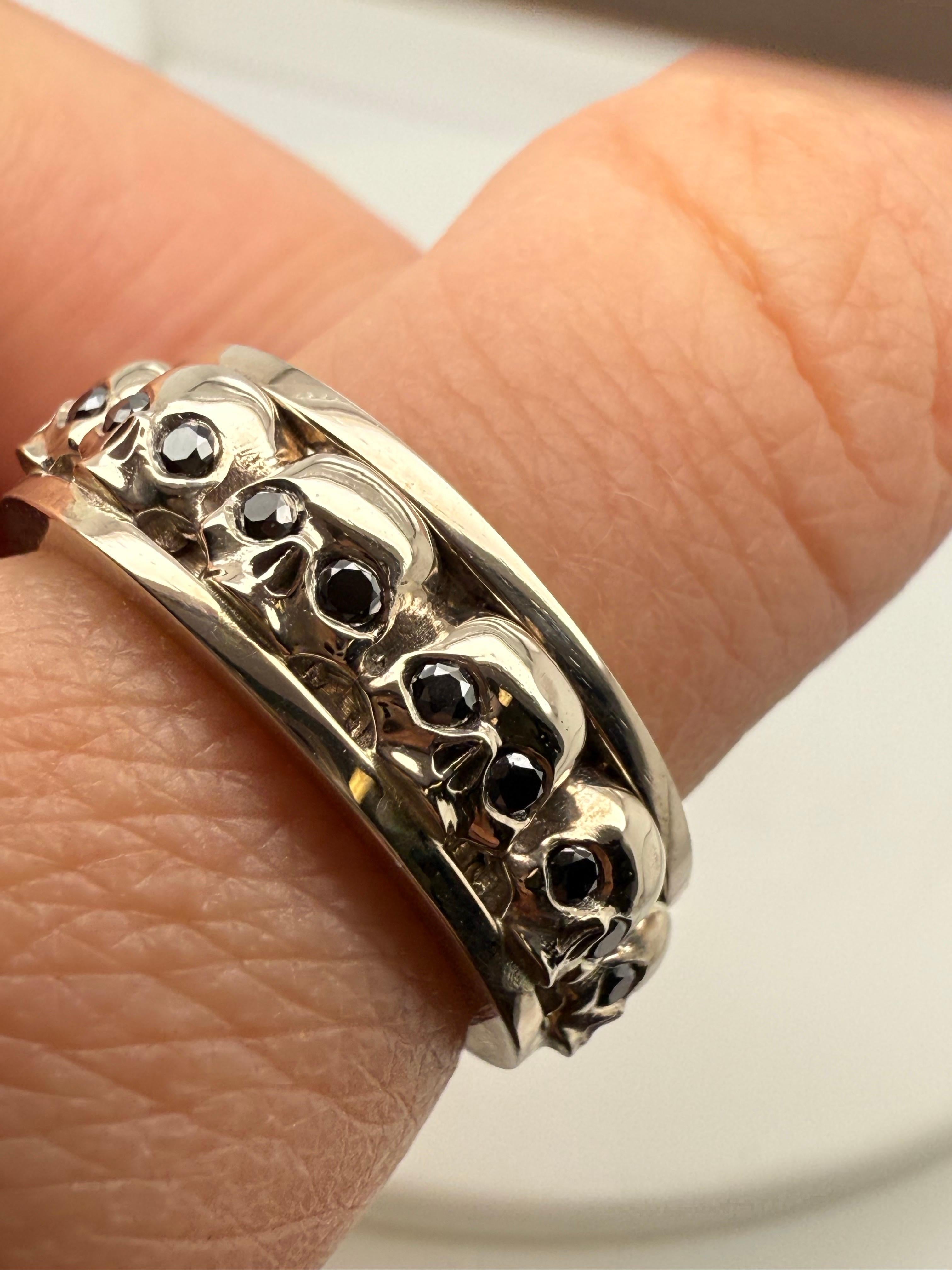Taglio brillante Anello con teschi in oro bianco Anello con diamanti da uomo in oro 14KT da 7 mm in vendita