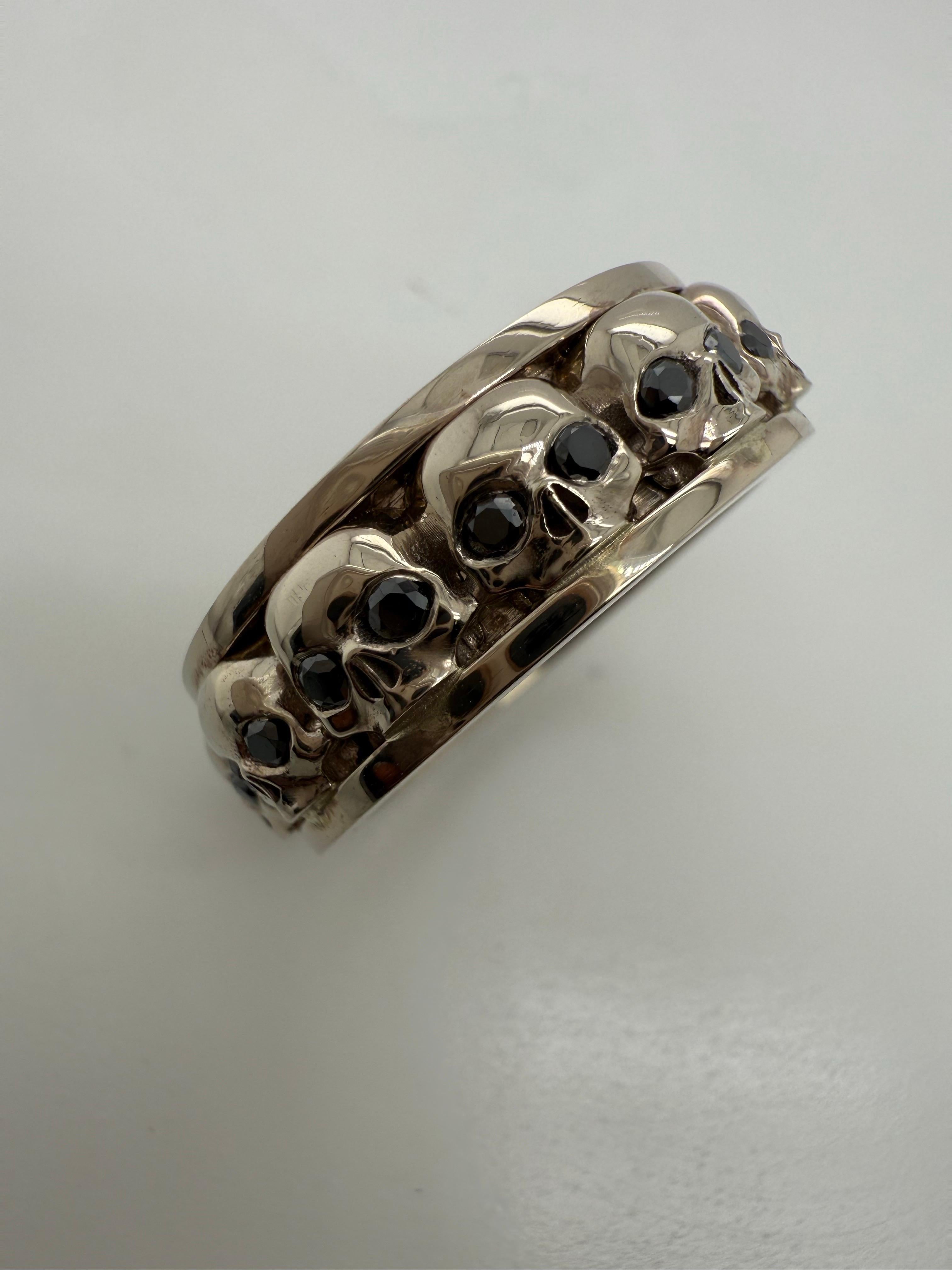 Anello con teschi in oro bianco Anello con diamanti da uomo in oro 14KT da 7 mm In condizioni Nuovo in vendita a Boca Raton, FL