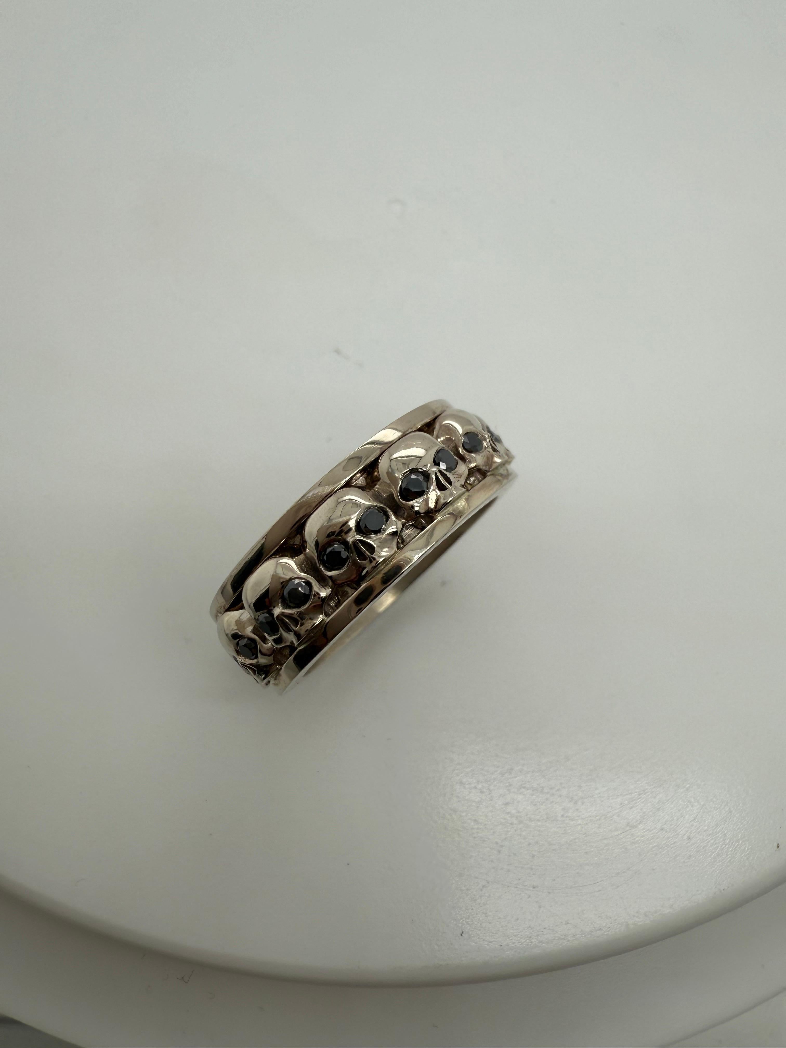 Anello con teschi in oro bianco Anello con diamanti da uomo in oro 14KT da 7 mm in vendita 3