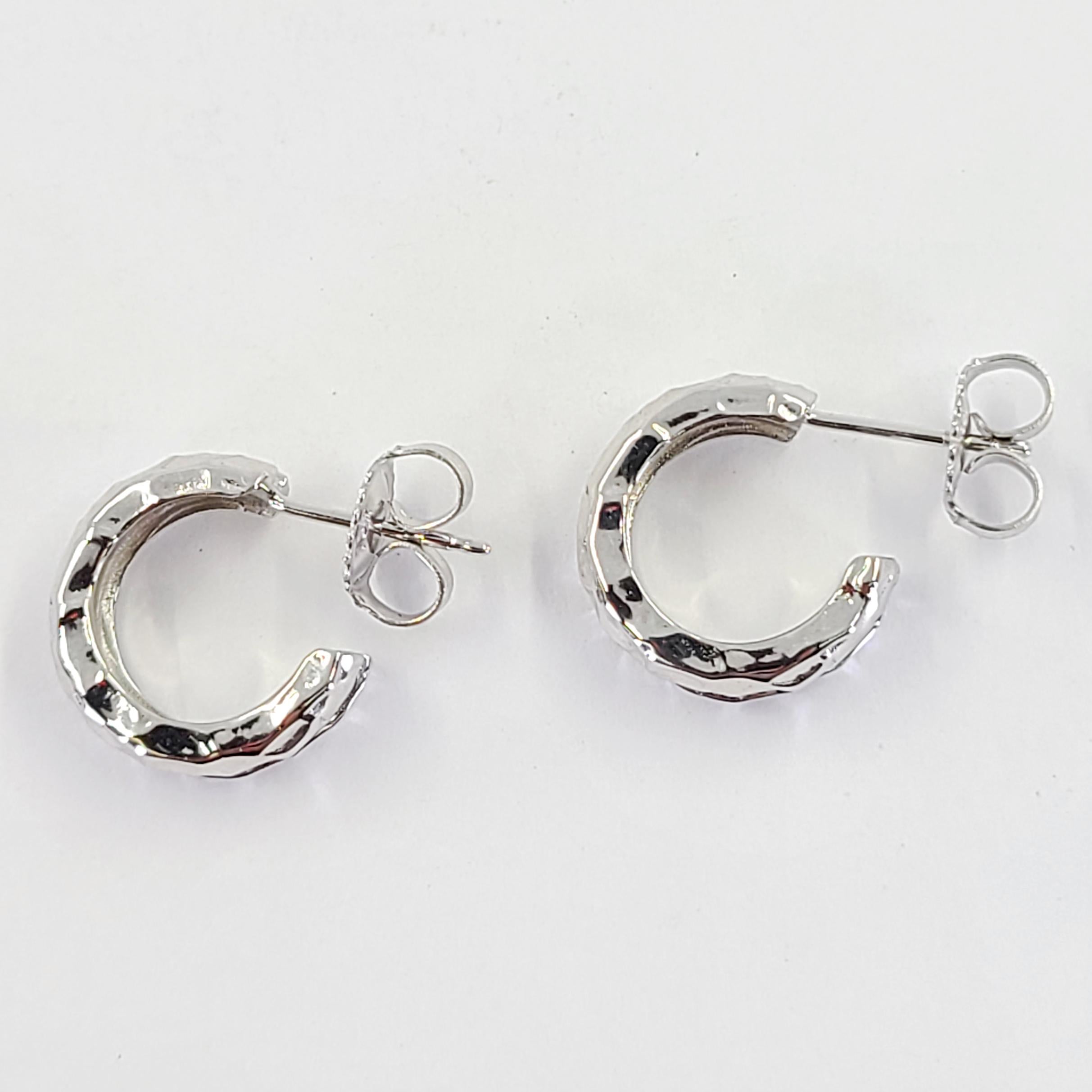 Boucles d'oreilles en or blanc avec petits anneaux texturés Pour femmes en vente
