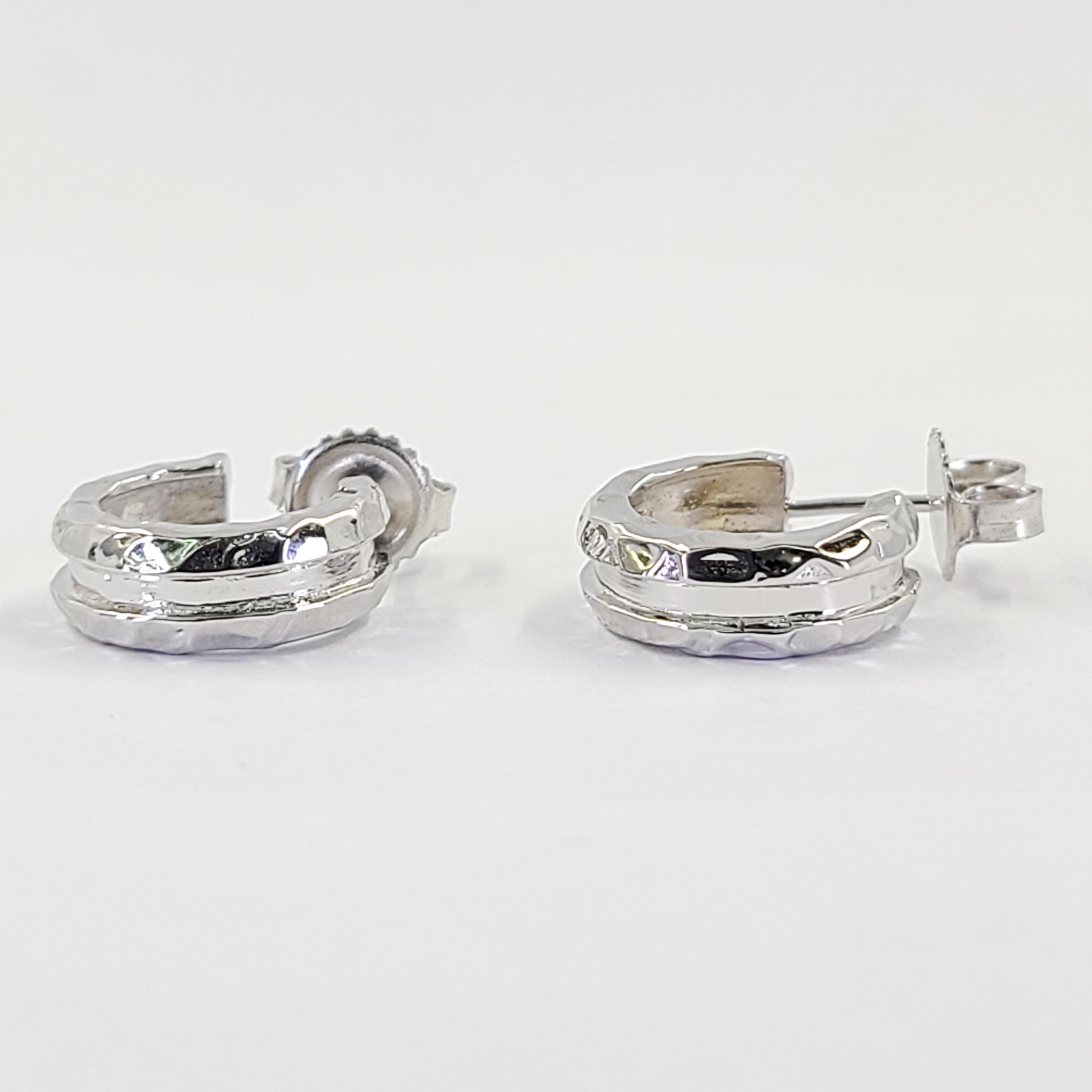 Boucles d'oreilles en or blanc avec petits anneaux texturés en vente 1
