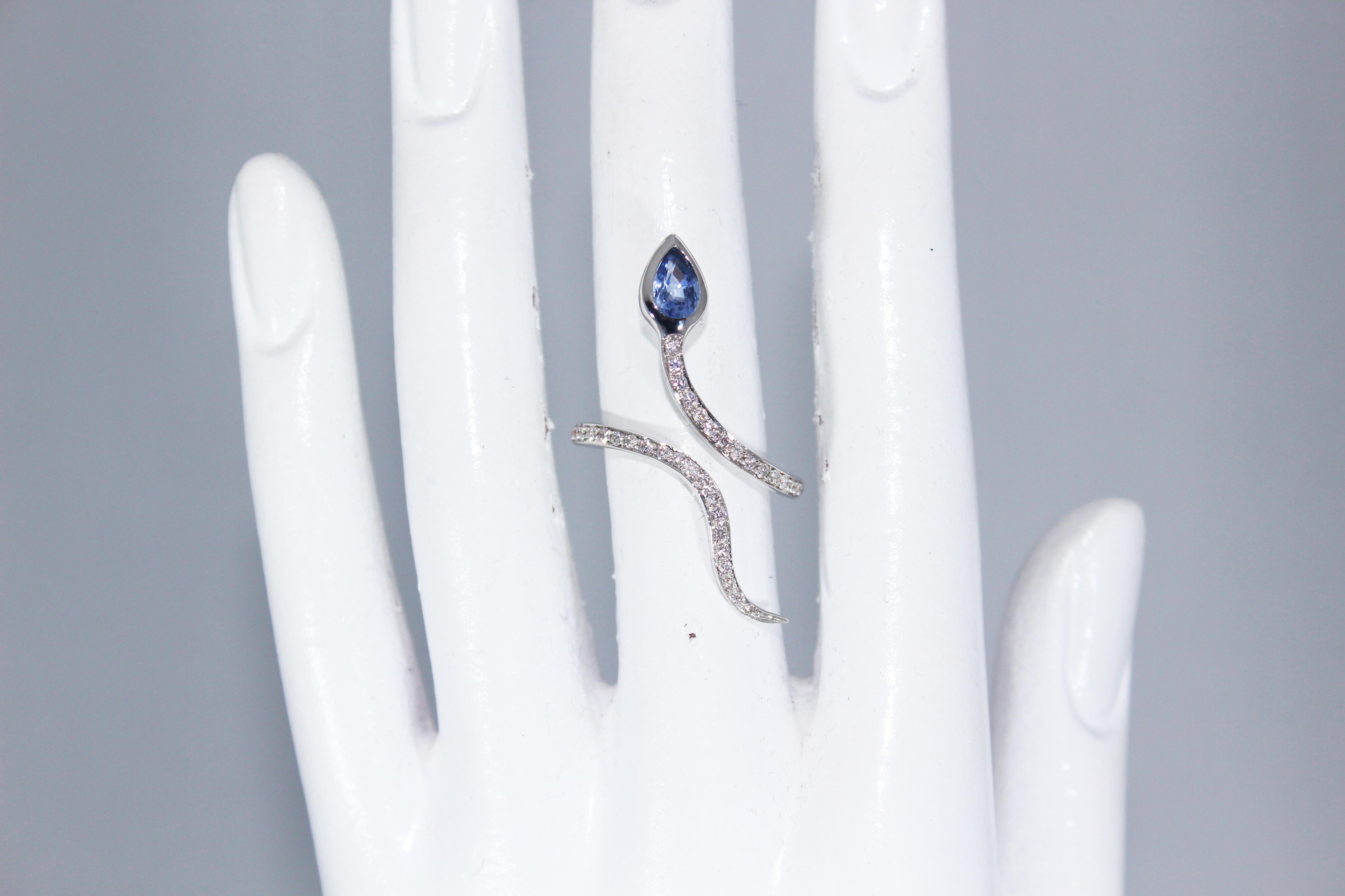 White Gold Snakes Ring with Diamonds and Sapphire In New Condition For Sale In Rome, IT