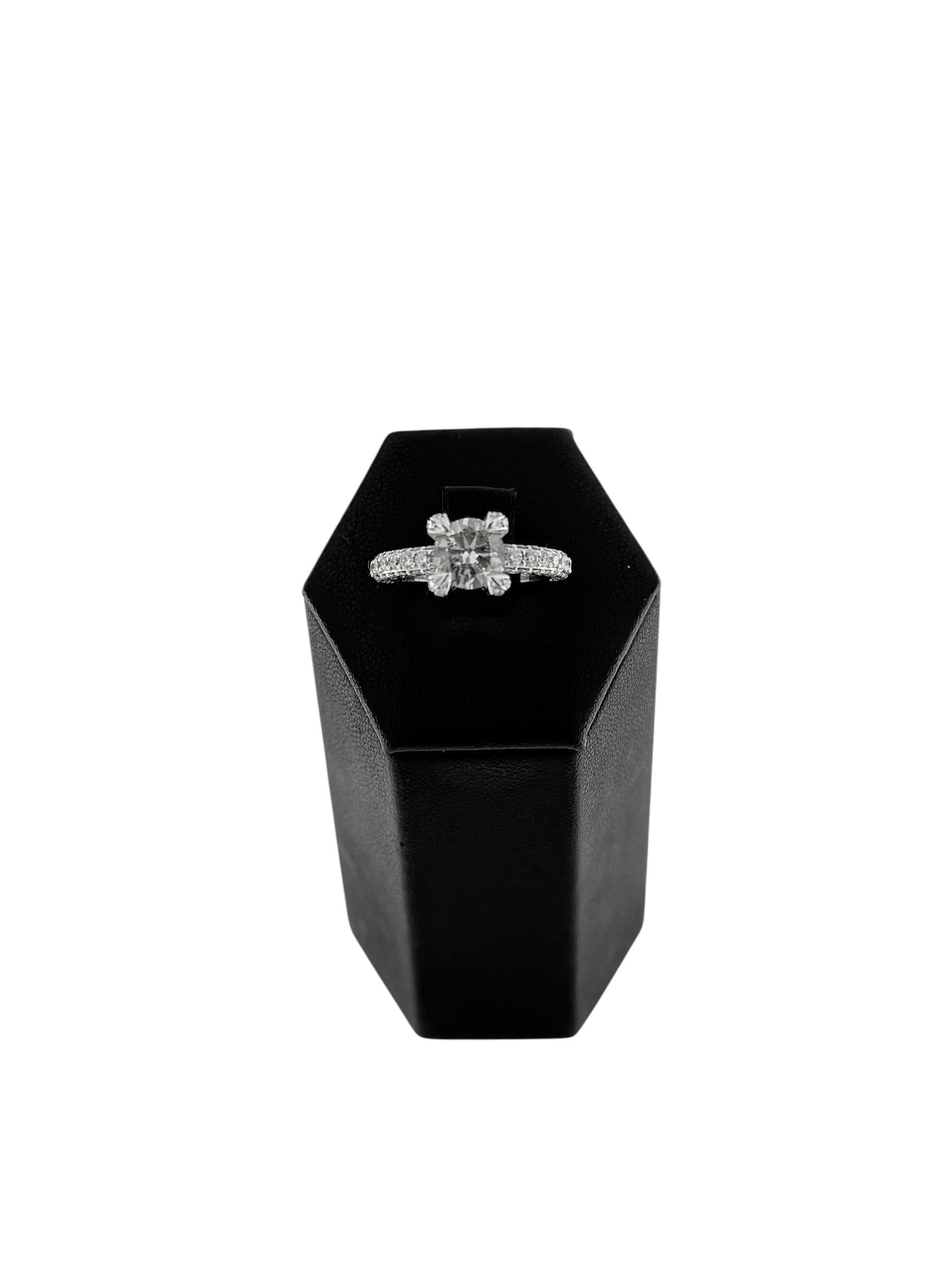 Pierre centrale : 1.25ct
Total des diamants : 2.25ct

Cette exquise bague solitaire en or blanc est un exemple frappant de l'artisanat italien raffiné. Réalisée en or blanc 18 carats, la bague présente un design intemporel centré sur un éblouissant