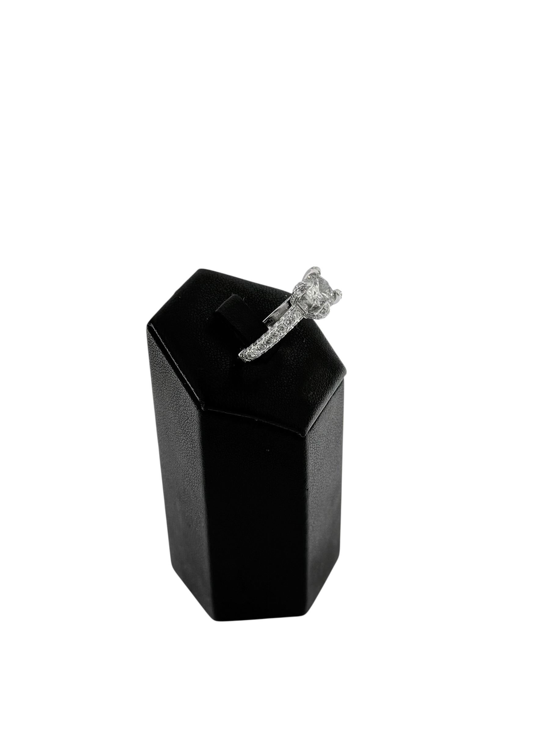Taille brillant Bague en or blanc avec solitaire et diamant en vente