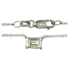 Collar Colgante de Diamantes Corte Esmeralda Solitario en Oro Blanco, 0,63 Quilates