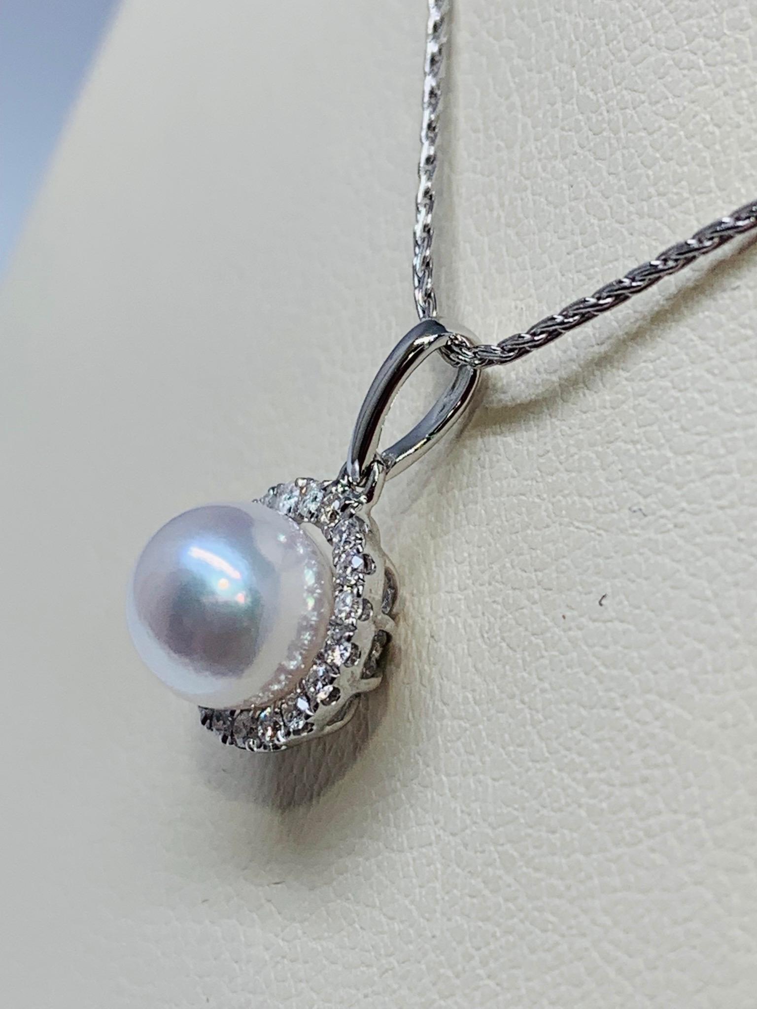 Contemporary White Gold Solitaire Freshwater Pearl and Diamond Necklace For Sale