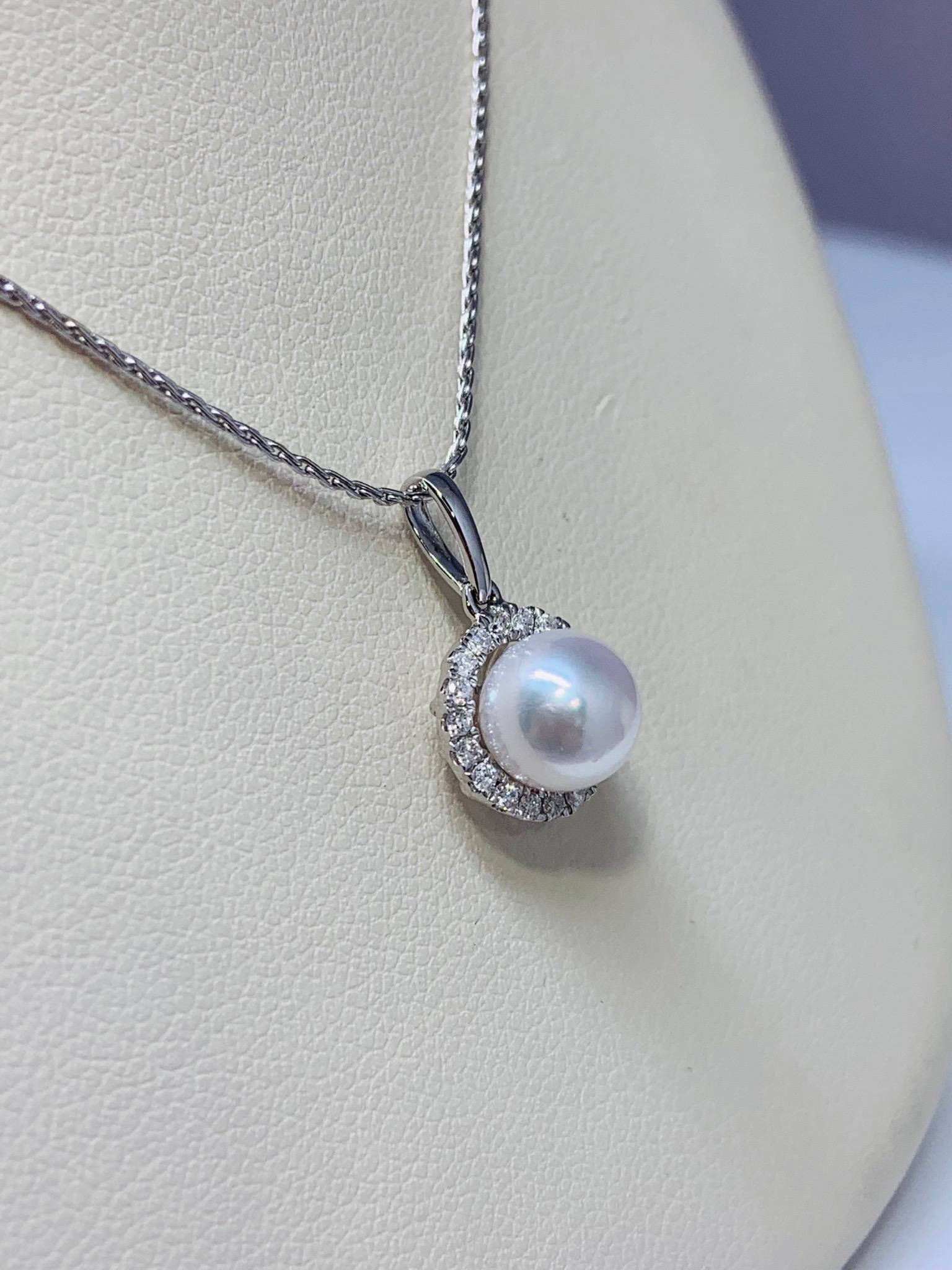 Round Cut White Gold Solitaire Freshwater Pearl and Diamond Necklace For Sale