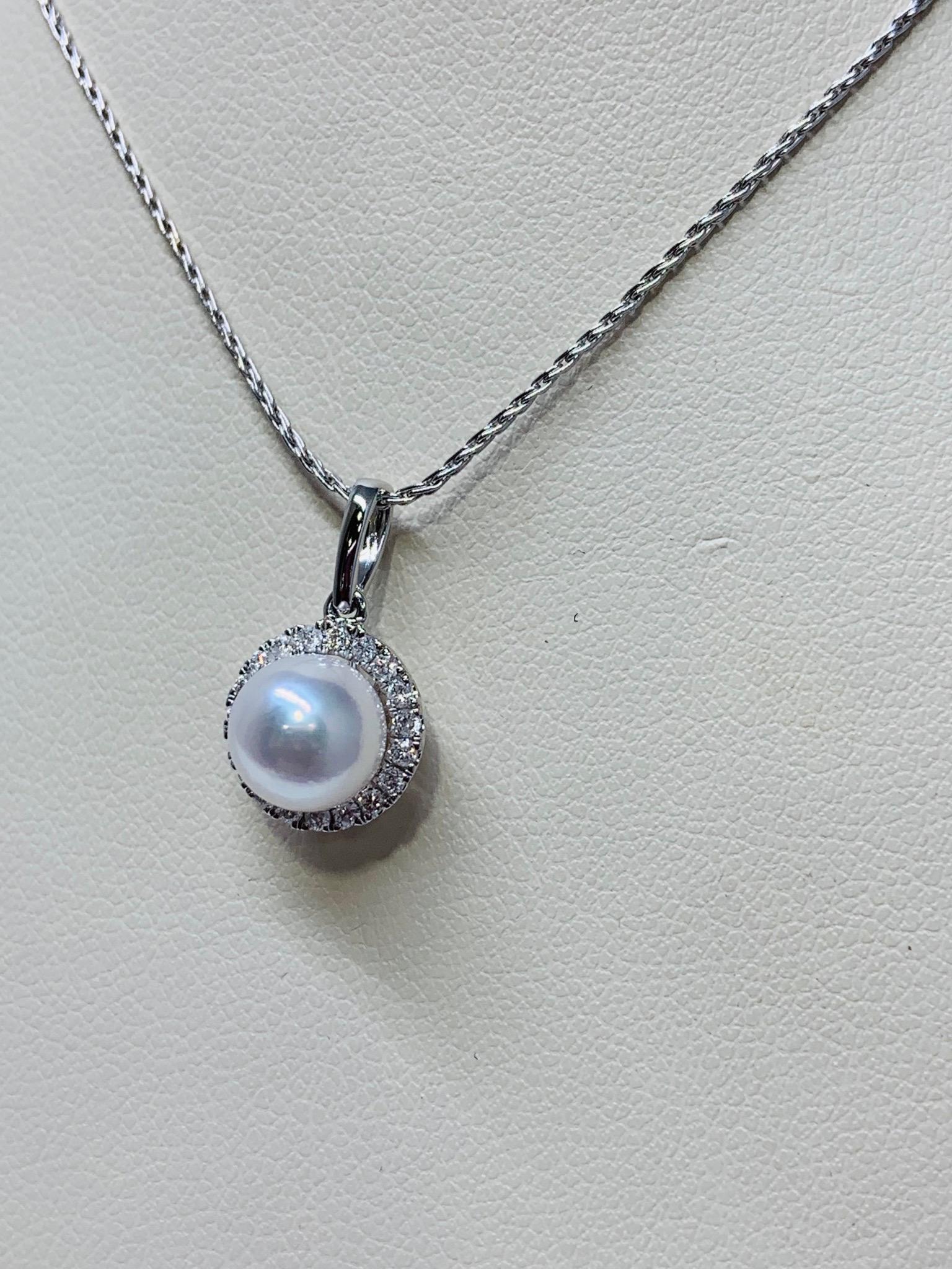 White Gold Solitaire Freshwater Pearl and Diamond Necklace In New Condition For Sale In Gainesville , FL