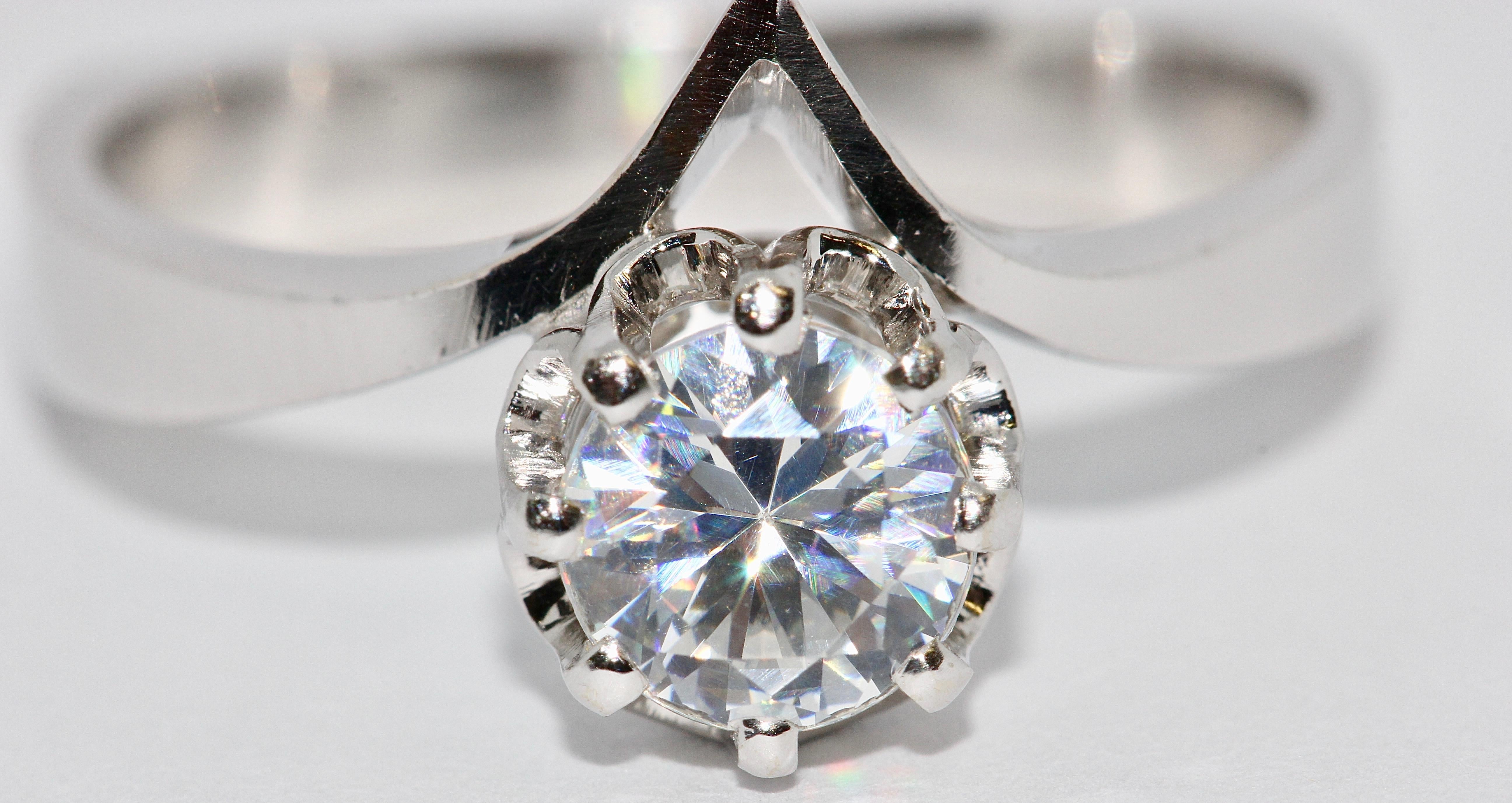 La taille de l'anneau peut être ajustée par nos soins à la taille souhaitée.

Certificat d'authenticité inclus.