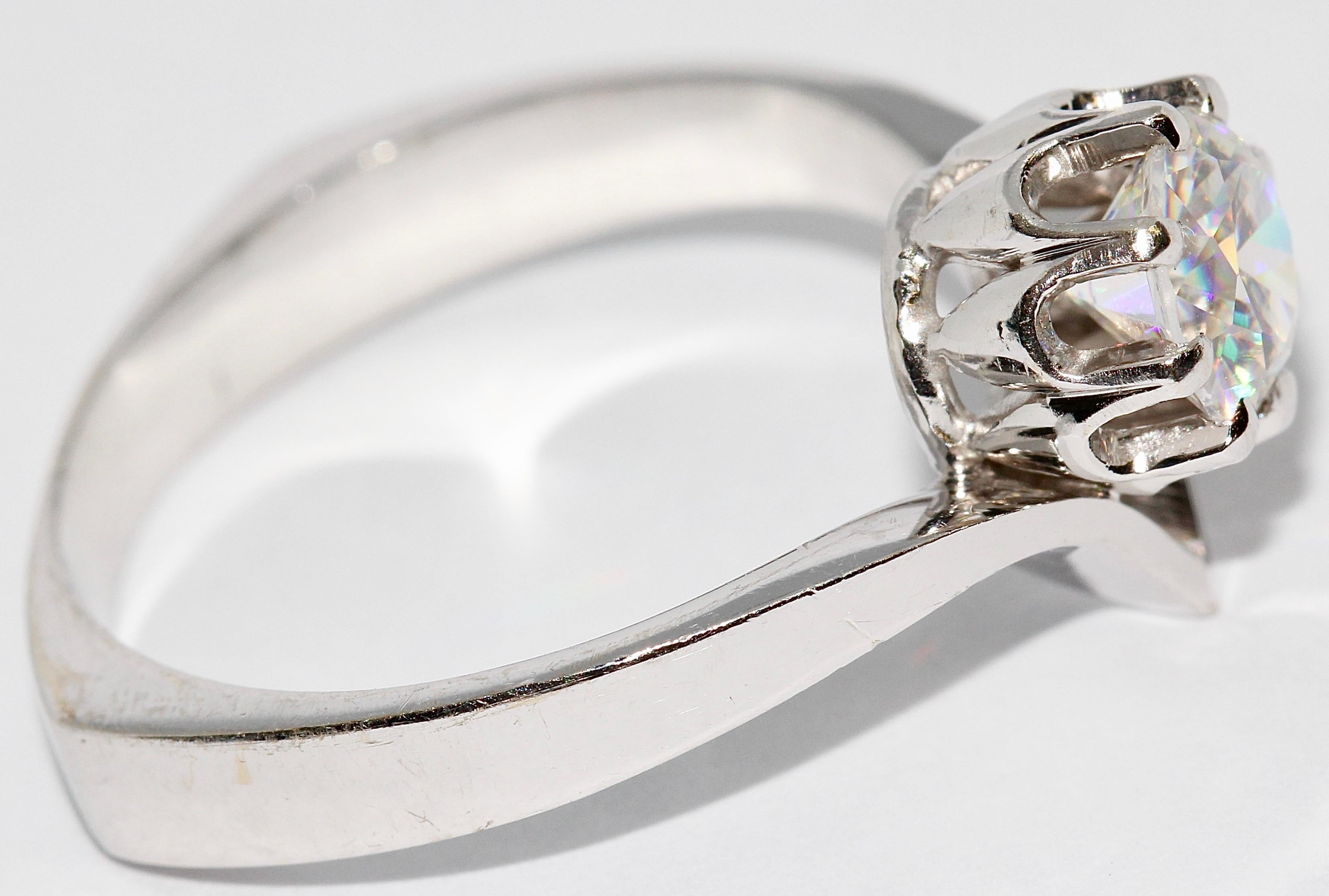 Taille ronde Bague solitaire en or blanc avec diamant de 0,8 carat, haut Wesselton, VVS2 en vente