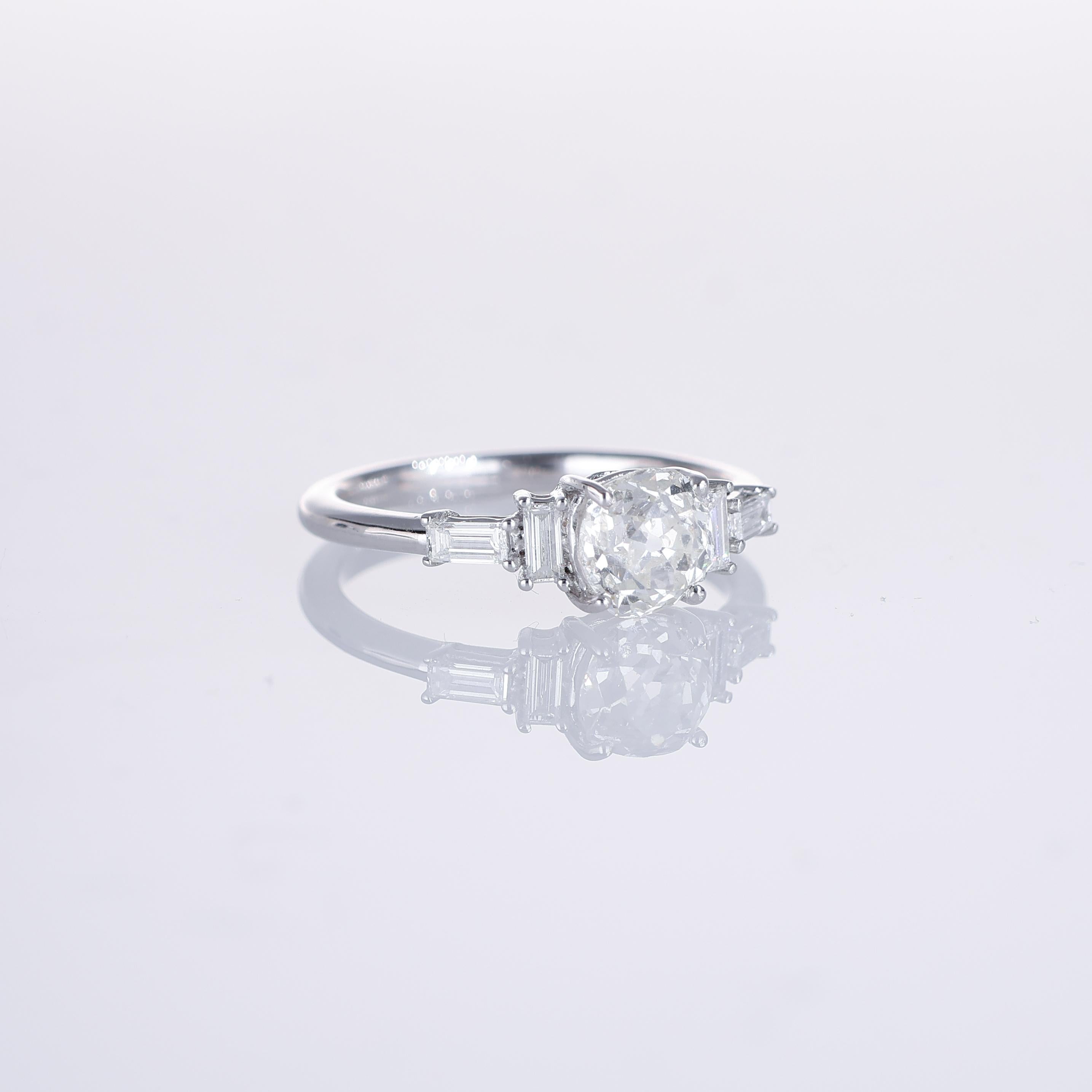 Taglio brillante Anello solitario in oro bianco con diamante centrale a taglio cuscino e diamante laterale a baguette DIAS in vendita