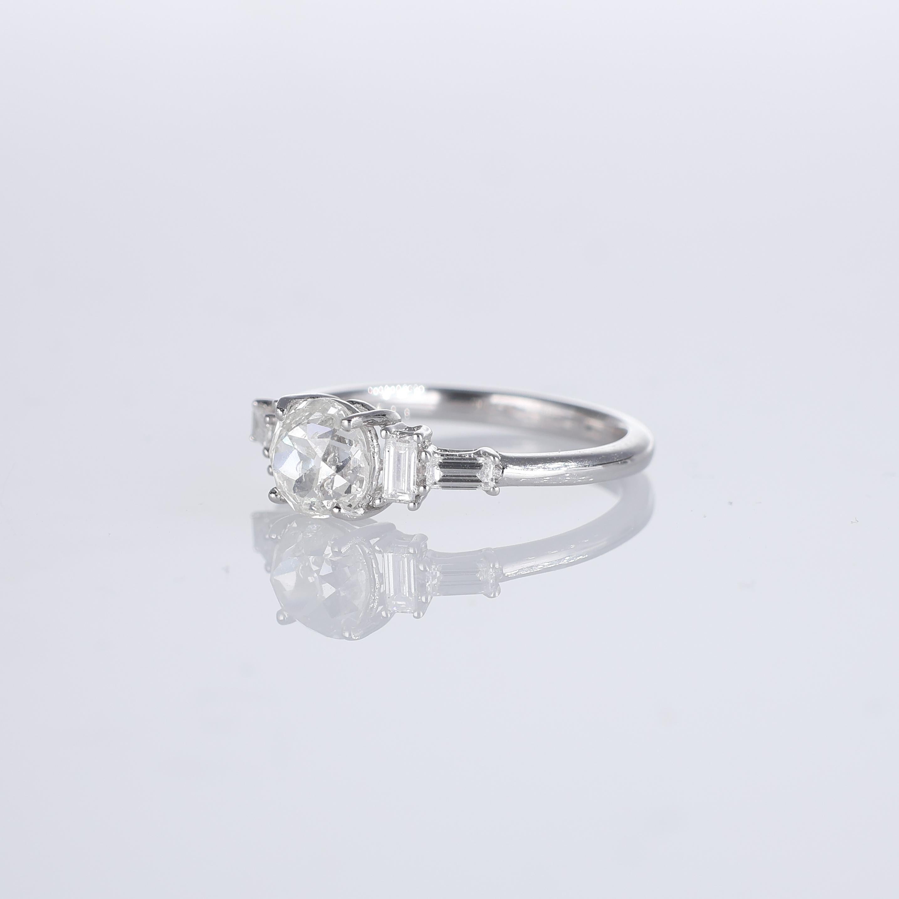 Anello solitario in oro bianco con diamante centrale a taglio cuscino e diamante laterale a baguette DIAS In condizioni Nuovo in vendita a Bergamo, BG