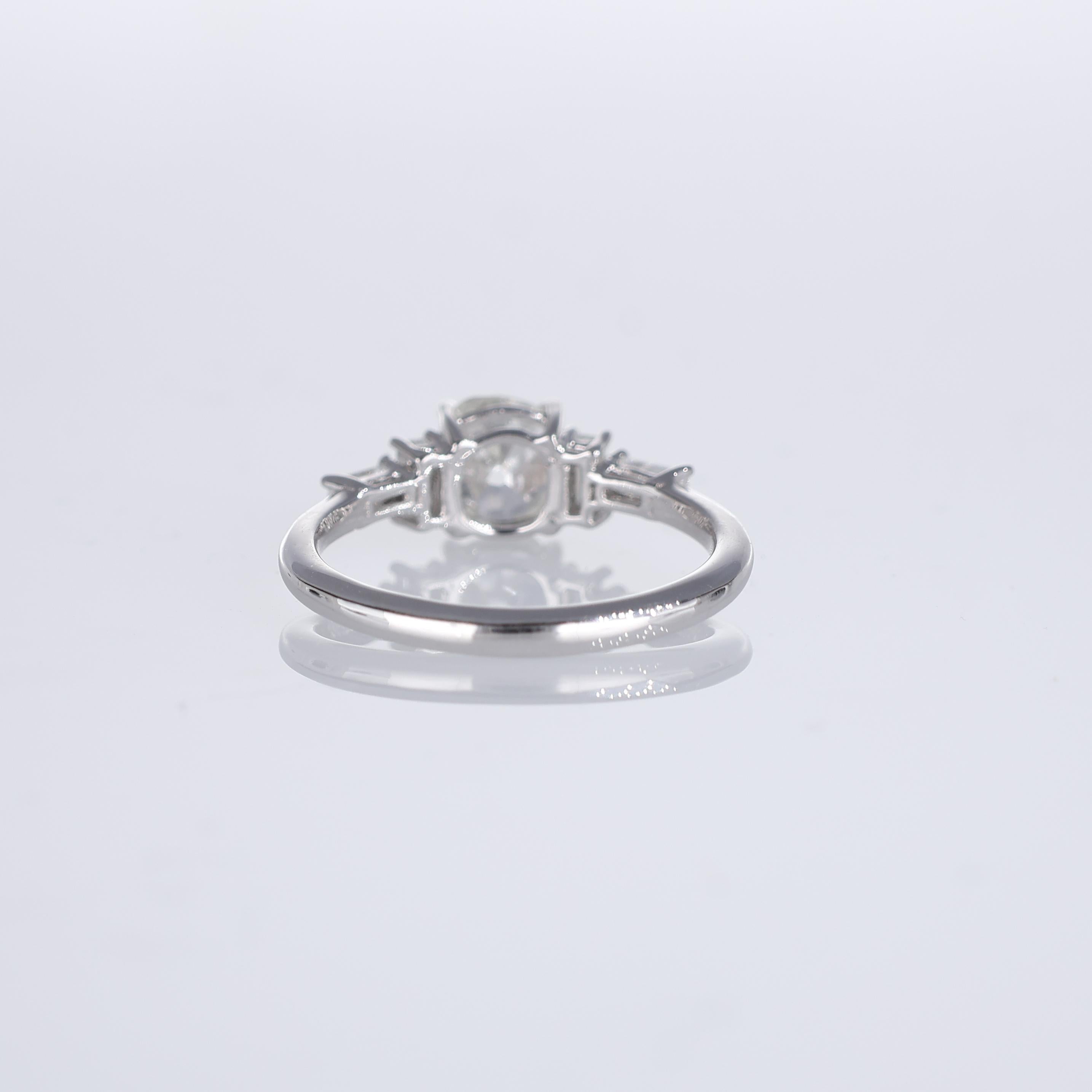 da uomo o donna Anello solitario in oro bianco con diamante centrale a taglio cuscino e diamante laterale a baguette DIAS in vendita