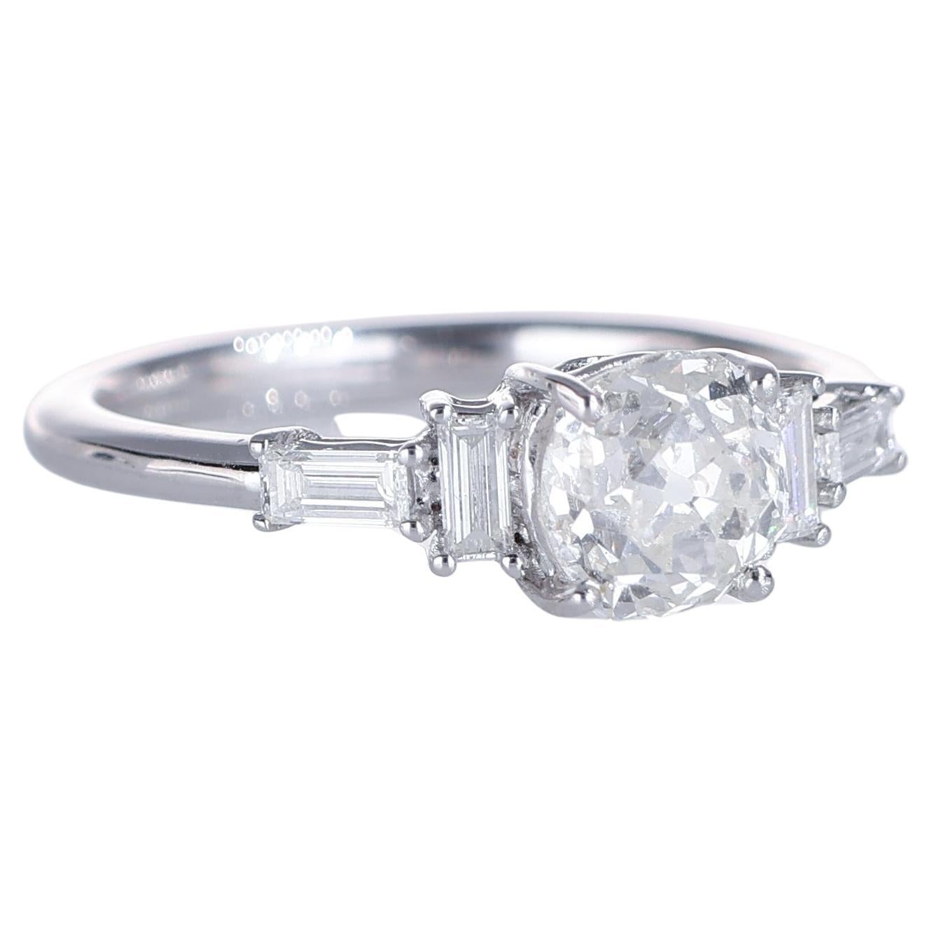 Anello solitario in oro bianco con diamante centrale a taglio cuscino e diamante laterale a baguette DIAS in vendita