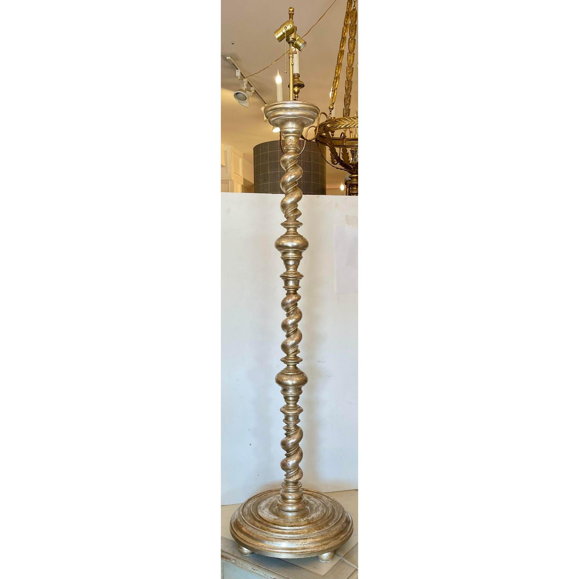 Colonial espagnol Lampadaire de designer colonial espagnol en bois doré blanc et or - Malaga par Randy Esada en vente