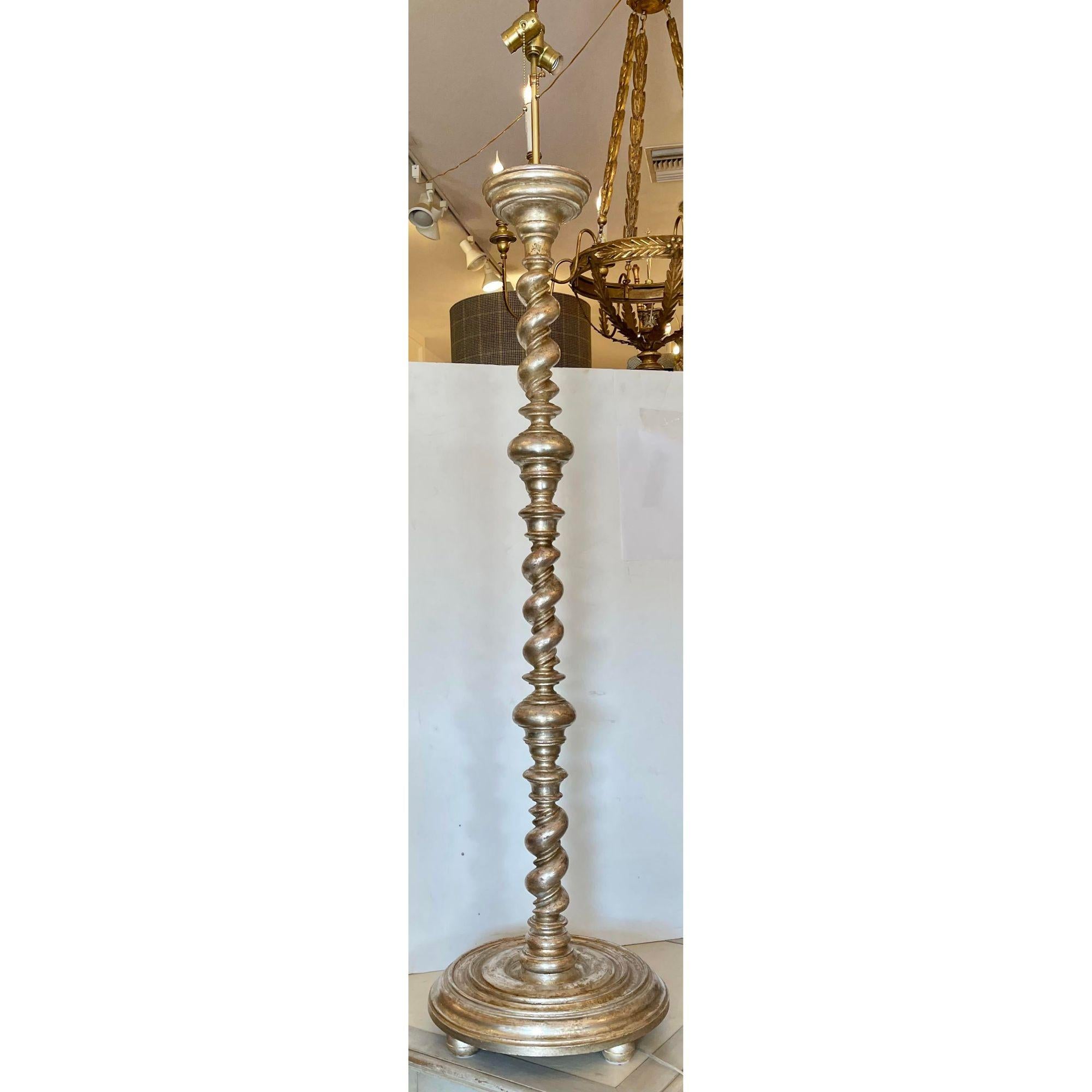 Lampadaire de designer colonial espagnol en bois doré blanc et or - Malaga par Randy Esada Bon état - En vente à LOS ANGELES, CA