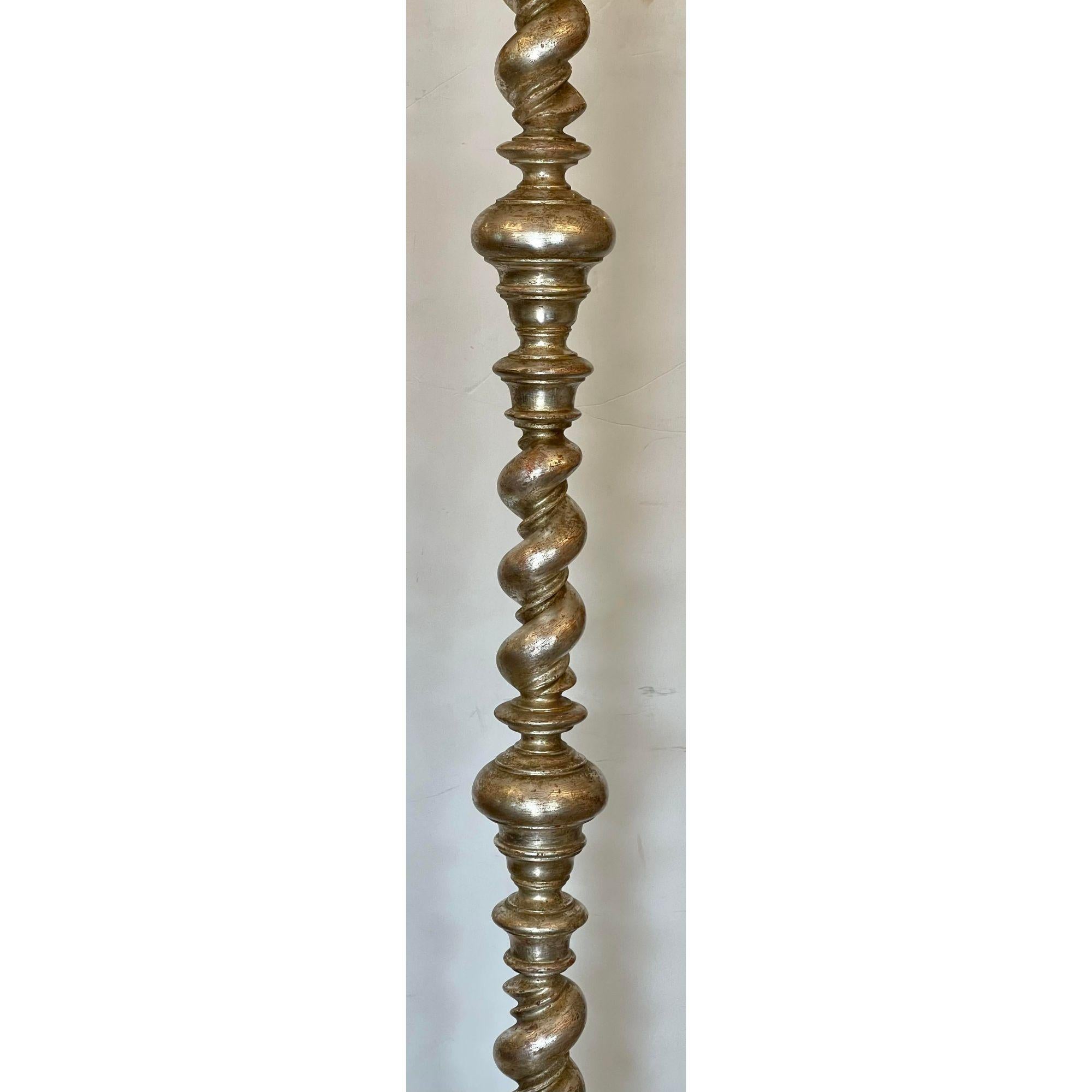 XXIe siècle et contemporain Lampadaire de designer colonial espagnol en bois doré blanc et or - Malaga par Randy Esada en vente