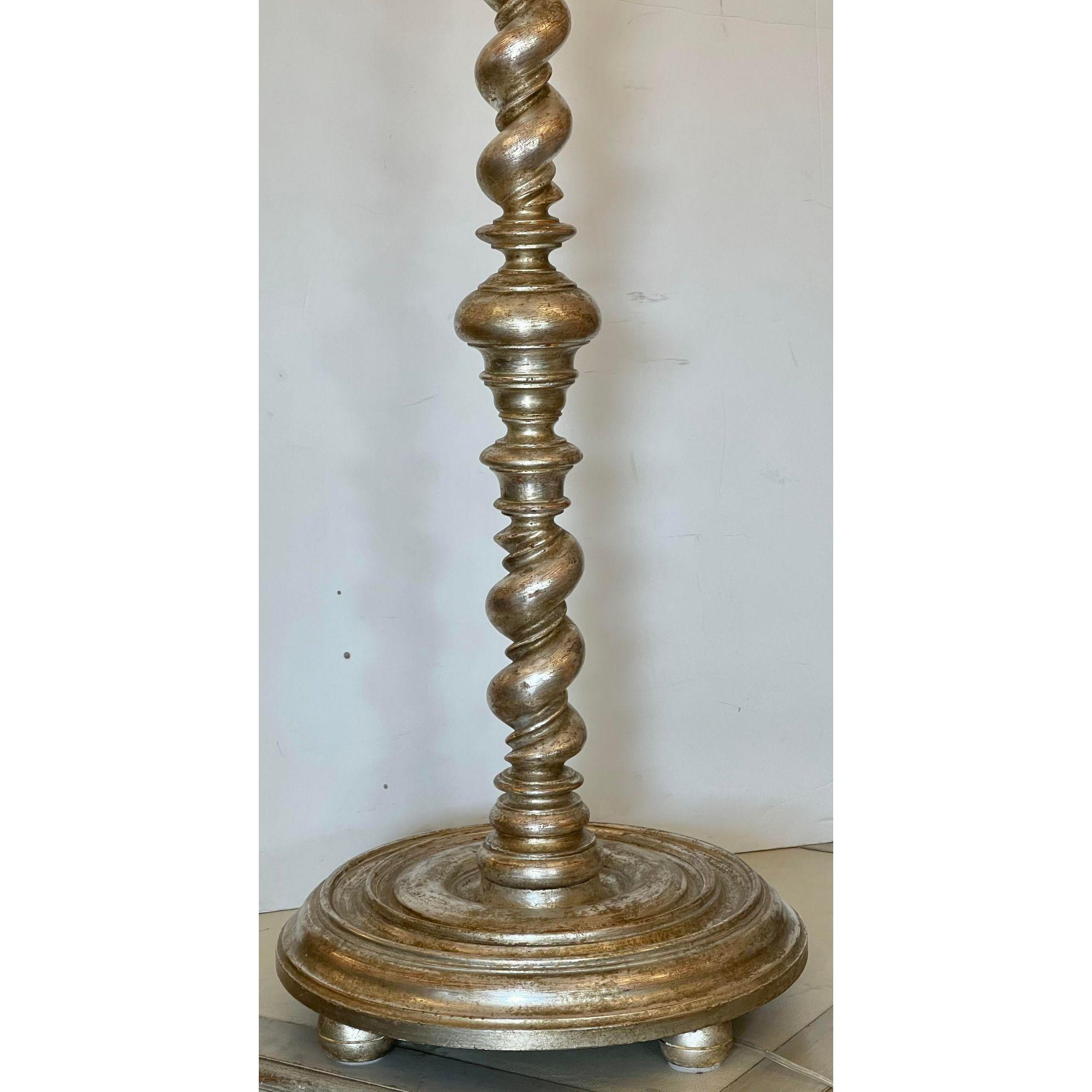 Bois doré Lampadaire de designer colonial espagnol en bois doré blanc et or - Malaga par Randy Esada en vente