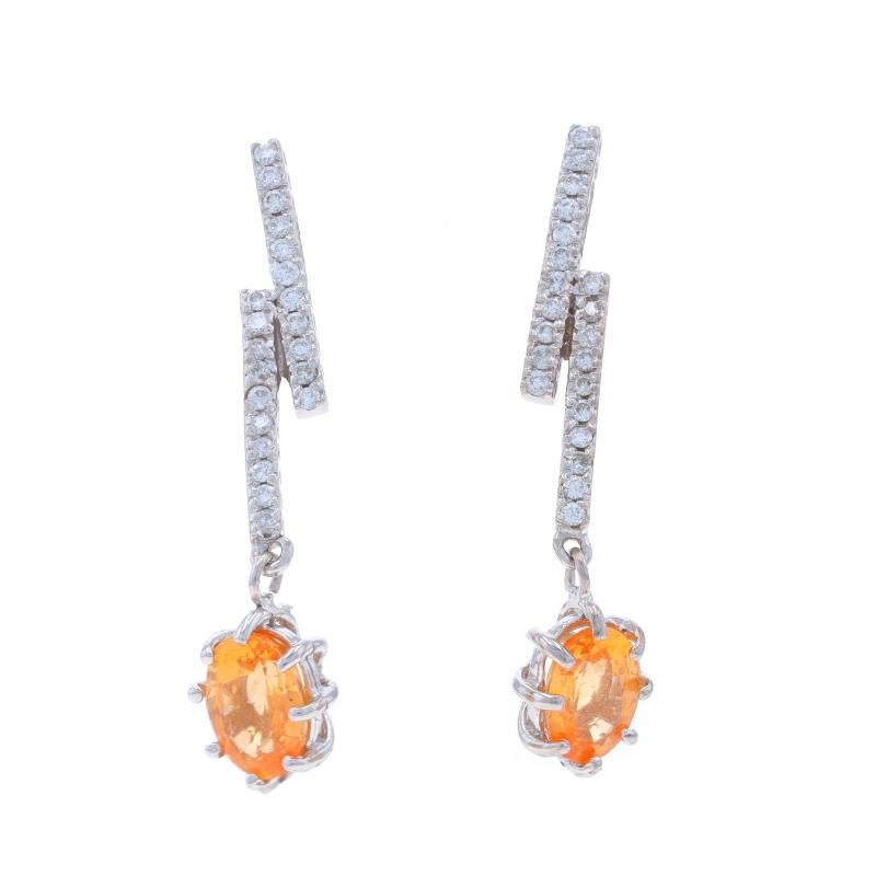 Contenuto del metallo: Oro bianco 14k

Informazioni su A. Stone

Granato Spessartite naturale
Carati: 2,40ctw
Taglio: Ovale

Diamanti naturali
Carati: .35ctw
Taglio: Rotondo brillante
Colore: G - H
Chiarezza: SI2 - I1

Carati totali: 2,75ctw

Stile: