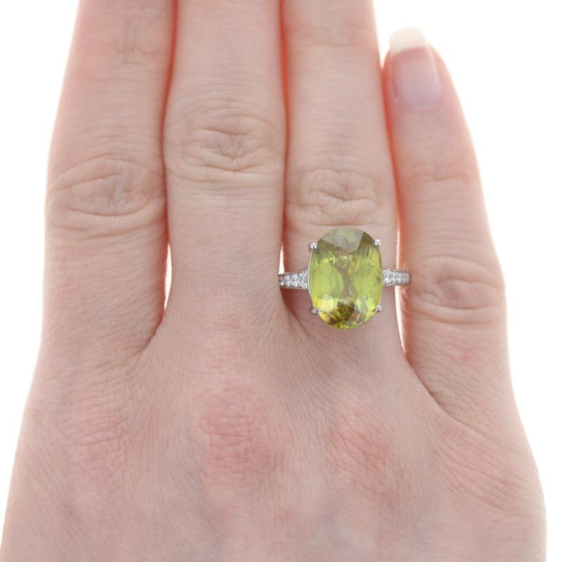 Größe: 7
Sizing-Gebühr: Bis 2 Größen für $80

Metall Inhalt: 18k Weißgold

Informationen zu Stein

Natürliche Sphene
Karat(e): 7,12ct
Schliff: Oval
Farbe: Gelblich grün

Natürliche Diamanten
Karat(e): .30ctw
Schliff: Runder Brillant
Farbe: F -