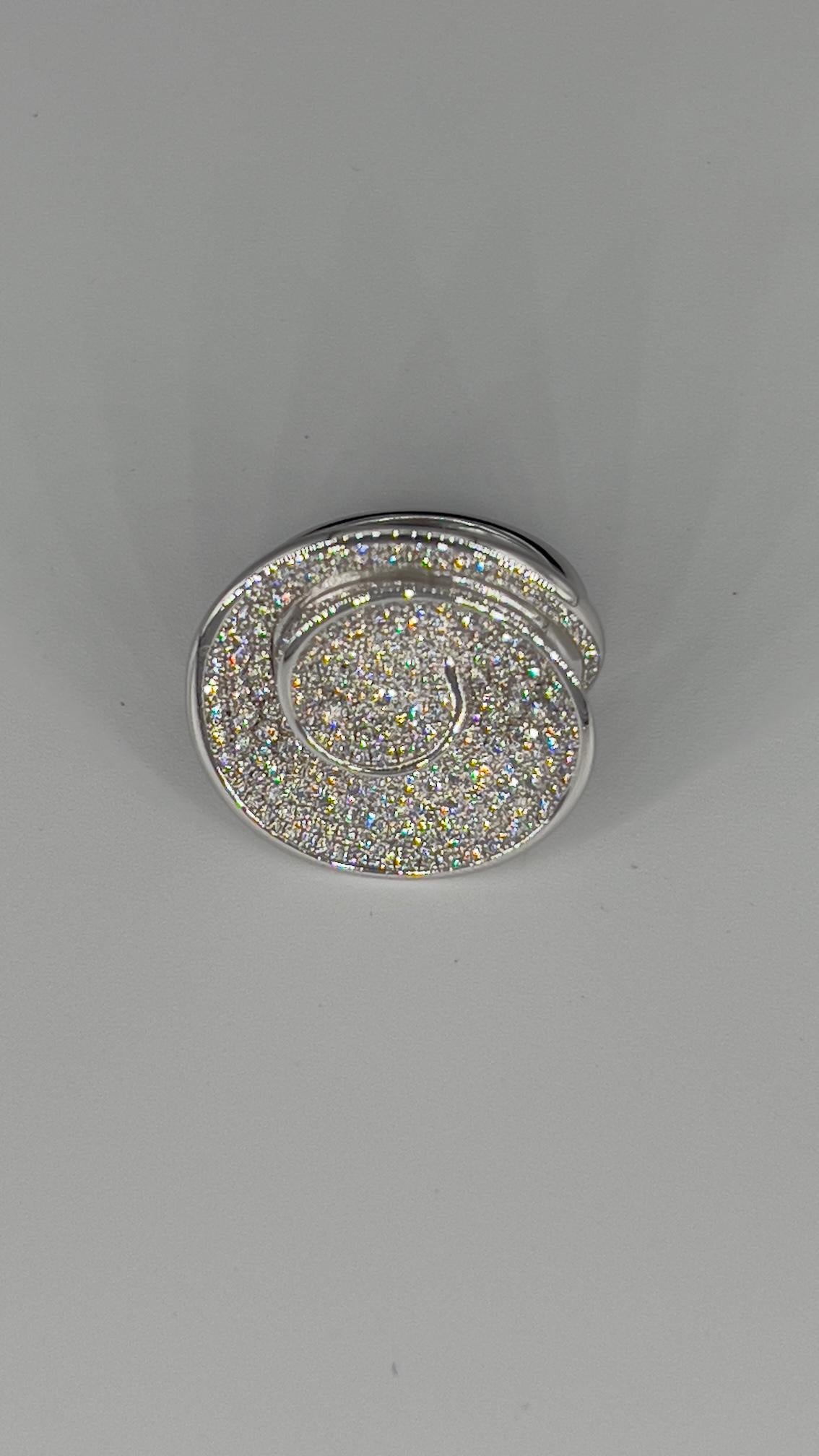 18 Carat white gold
226 diamonds GVS 1.84 carat
Fashion ring by George Lambert, an artisan jeweler from Geneva, Switzerland. 