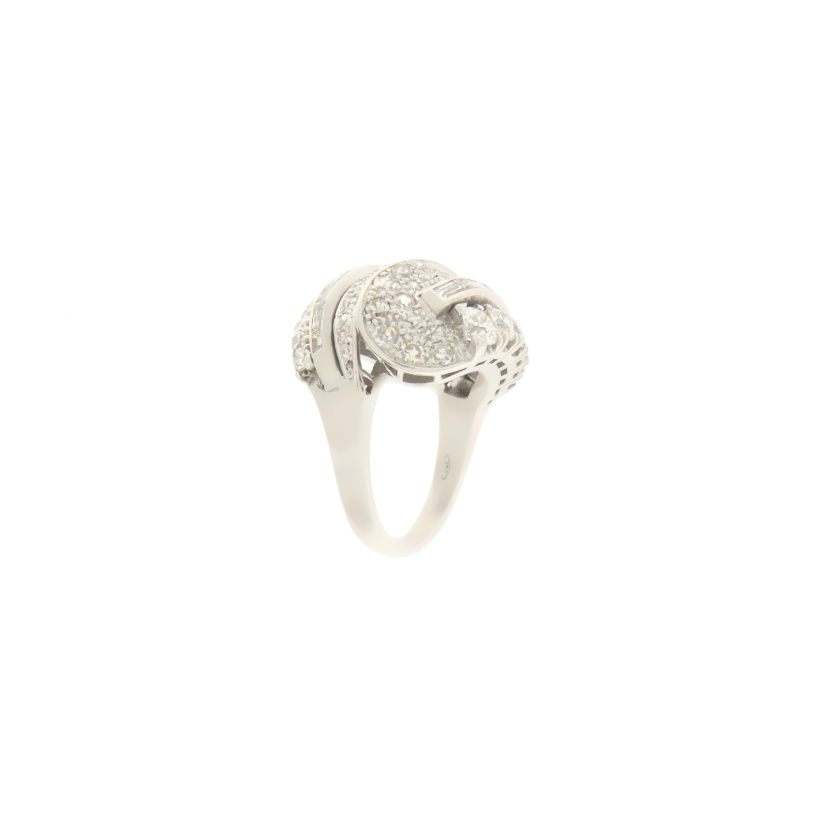 Taille ronde Bague à anneau empilé en or blanc 18 carats avec diamants en vente