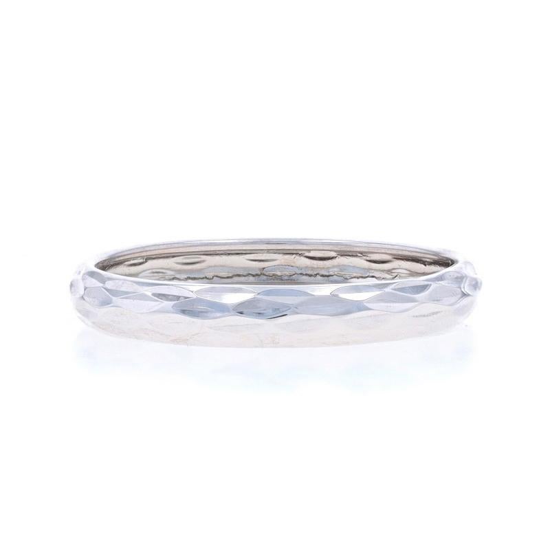 Size: 9

Metal Content: 14k White Gold

Style: Band
Features: Etched Design Spanning the Band's Entire Perimeter

Measurements

Face Height (north to south): 5/32