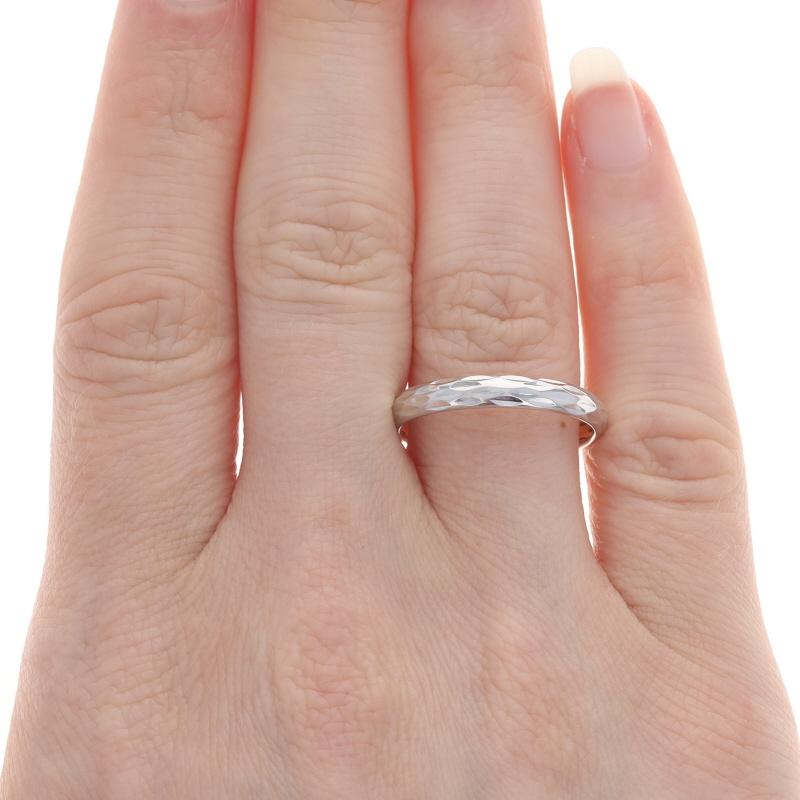 White Gold Stackable Etched Band - 14k Italian Wedding Ring Sz 9 In Excellent Condition In Greensboro, NC