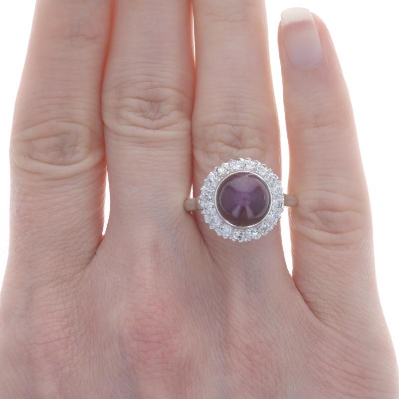 Taglio rotondo Anello aureolato in oro bianco con stella di rubino e diamanti - 14k Cabochon rotondo 7,56ctw in vendita