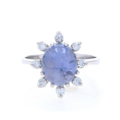 Bague halo de saphirs étoilés et de diamants en or blanc 14 carats cabochon ovale 4,32 carats