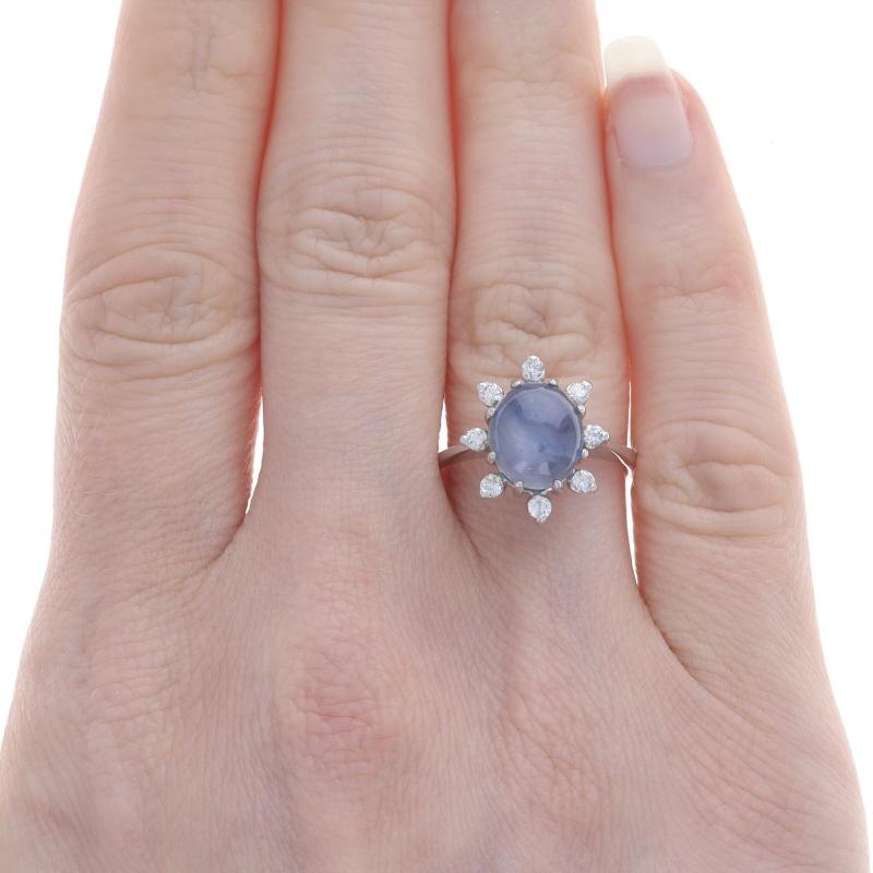 Taglio ovale Anello aureola con diamante e zaffiro a stella in oro bianco - 14k Cabochon ovale 4,32ctw in vendita