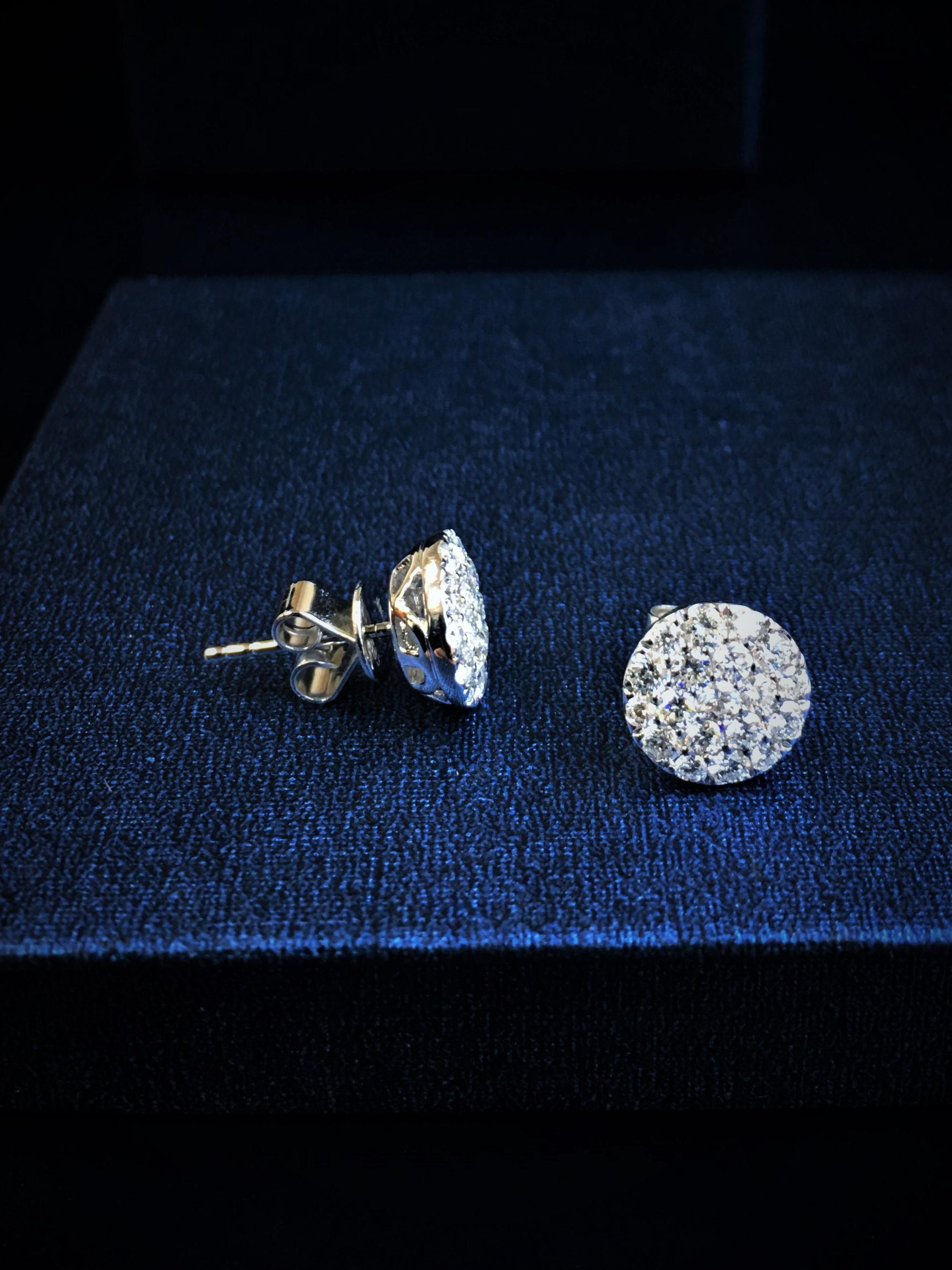 Clous d'oreilles en or blanc avec diamants Neuf - En vente à New York, NY