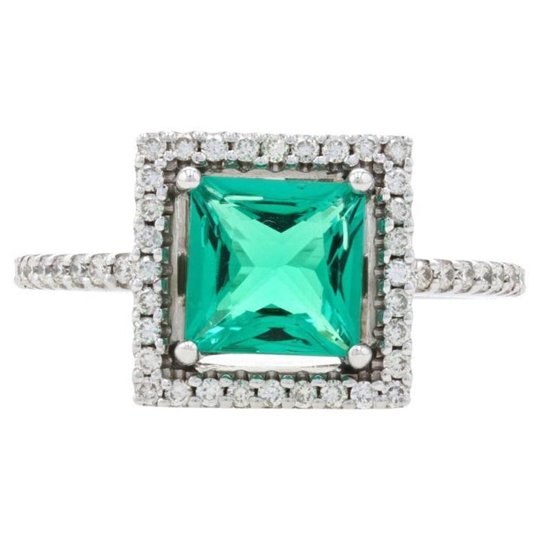 Bague de fiançailles en or blanc 14 carats avec halo d'émeraudes synthétiques et de diamants (1,51 carat) en vente