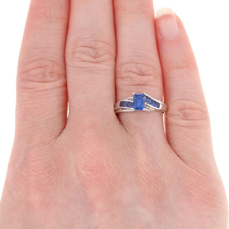 Ring aus Weißgold mit synthetischem Saphir und Diamant, 10k, rechteckiger Schliff, 1,00ctw (Gemischter Schliff)