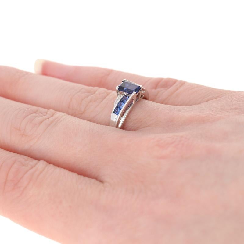 Ring aus Weißgold mit synthetischem Saphir und Diamant, 10k, rechteckiger Schliff, 1,00ctw im Zustand „Hervorragend“ in Greensboro, NC