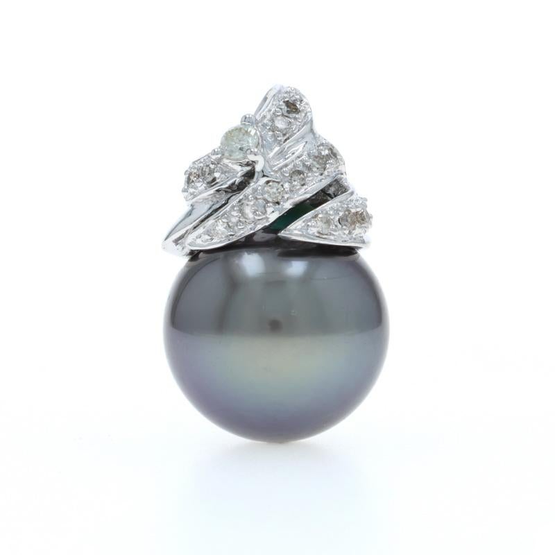 Contenu métallique : Or blanc 18k

Informations sur les pierres

Perle de Tahiti

Diamants naturels
Carat(s) : .20ctw
Coupe : Brillant rond
Couleur : I - J
Clarté : SI2 - I1

Total des carats : .20ctw

Style : Solitaire avec