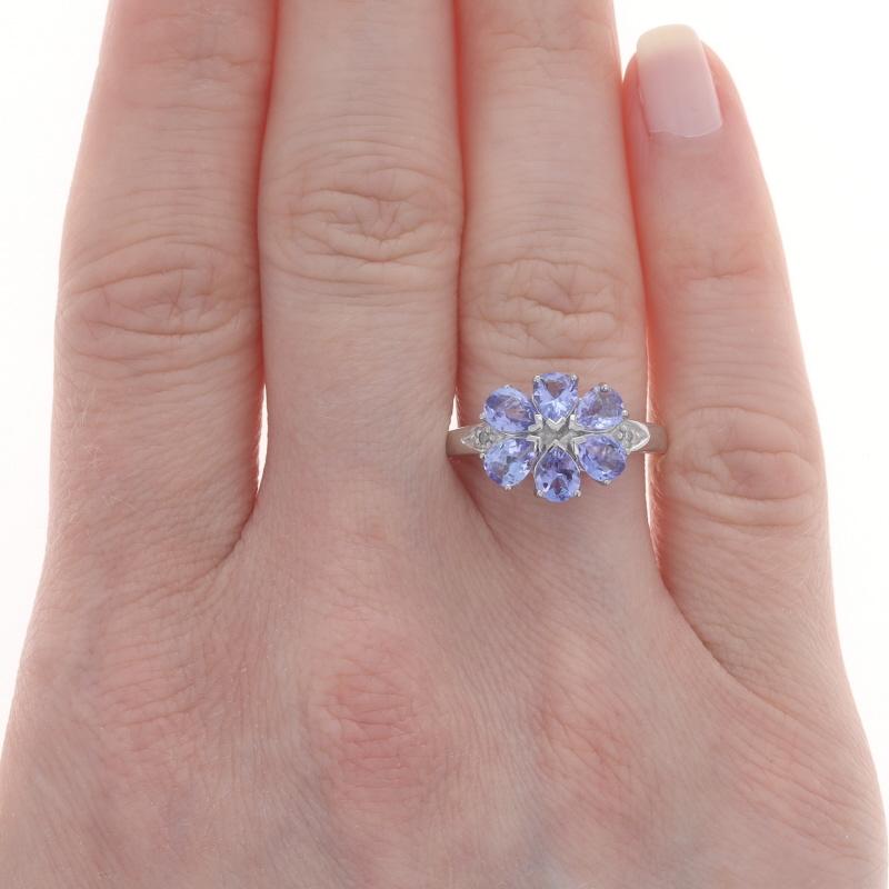 Taille poire Bague cocktail grappe de diamants et tanzanite en or blanc, poire 14 carats et fleur de 1,44 carat en vente