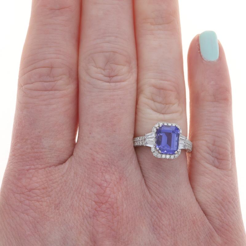 Größe: 6 1/4

Hinweis: Bitte kontaktieren Sie uns für ein Angebot zur Größenänderung.

Metall Inhalt: 18k Weißgold

Informationen zu Stein

Natürlicher Tansanit
Behandlung: Routinemäßig verbessert
Karat(e): 2,31ct
Schliff: Smaragd
Farbe: