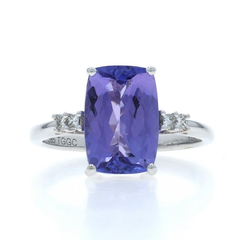 Größe: 7
Gebühr für Größenanpassung: 3 Größen hoch für $50 oder 2 Größen runter für $40

Metall Inhalt: 14k Weißgold

Informationen zu Stein

Natürlicher Tansanit
Behandlung: Routinemäßig verbessert
Karat(e): 3.00ct
Schnitt: Kissen

Natürliche