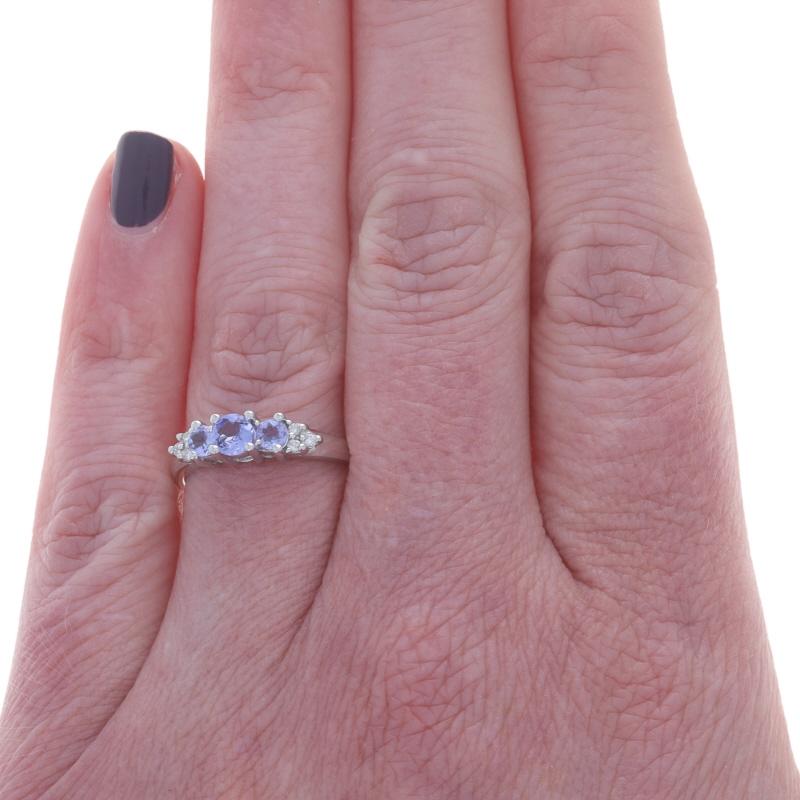 Taille ronde Bague en or blanc avec diamant Tanzanite - 14k Round .49ctw Three-Stone en vente